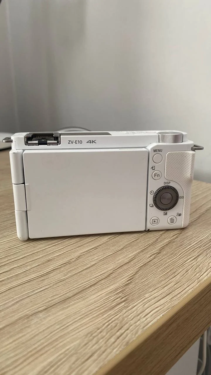 Sony ZV-E10 с китовым объективом 16-50 мм (белая) - миниатюра 3
