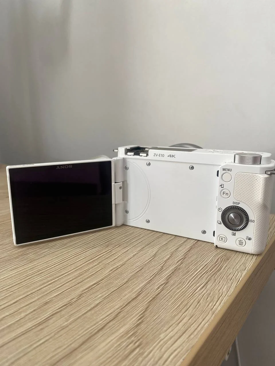 Sony ZV-E10 с китовым объективом 16-50 мм (белая) - миниатюра 4