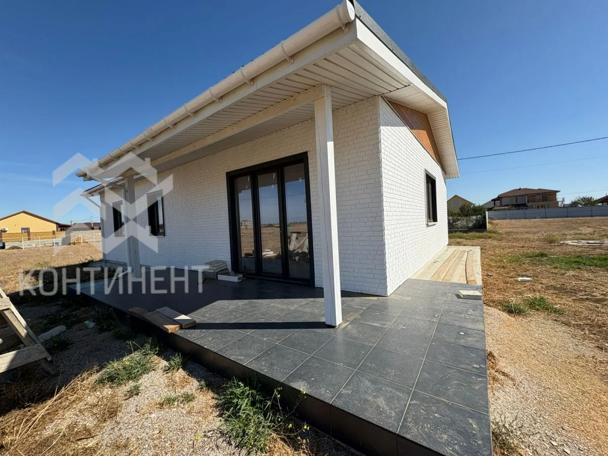 Дом 100 м² на участке 9,75 сот в Крыму (Евпатория, с. Уютное, КП Братские дачи) - изображение 1