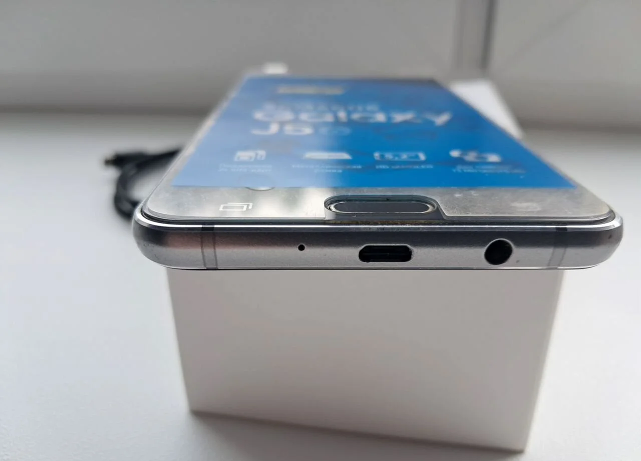 Samsung Galaxy J5 (2016), 2/16 ГБ, 2 SIM - миниатюра 2