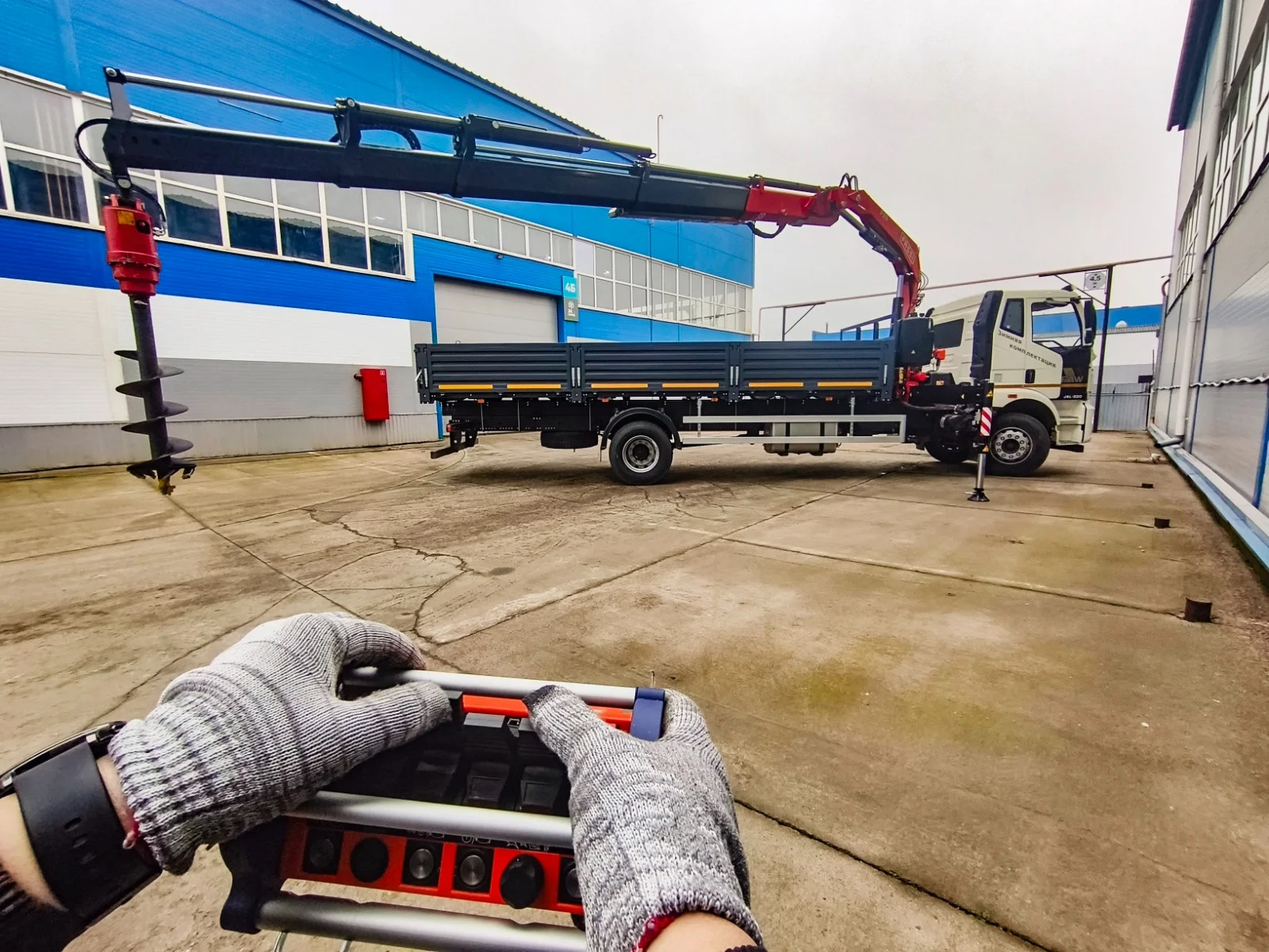 Faw J6 (4х2) c КМУ FASSI F215A.0.24 - изображение 1