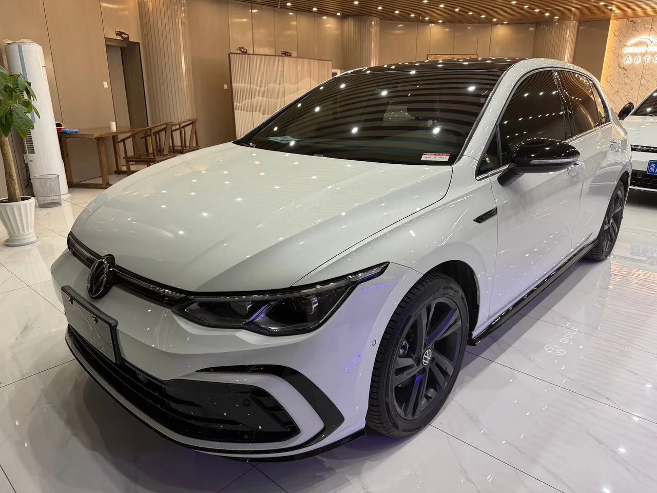 Volkswagen Golf 8 R-line Edition - миниатюра 2