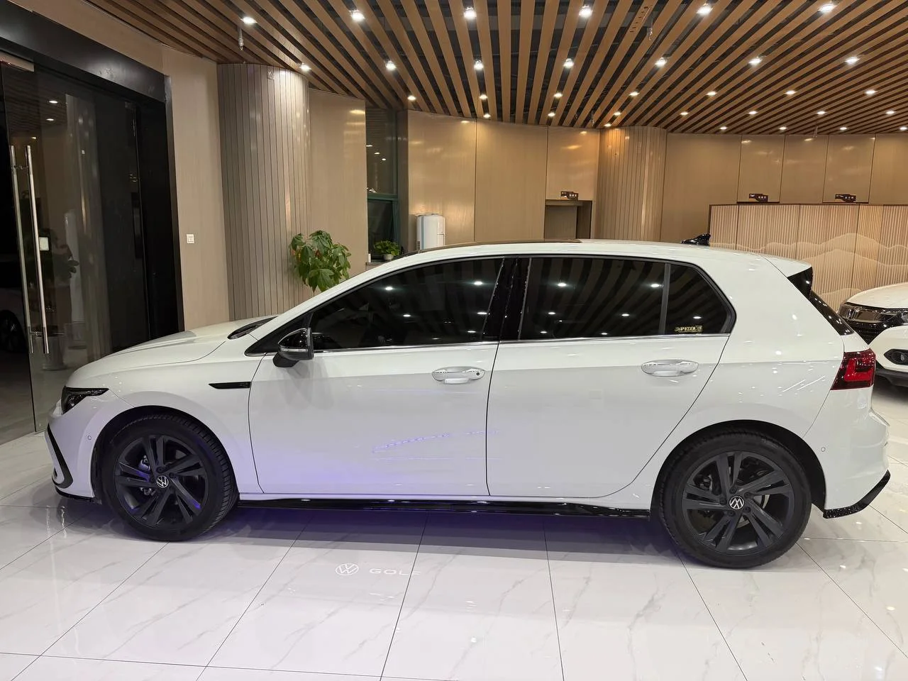 Volkswagen Golf 8 R-line Edition - миниатюра 4