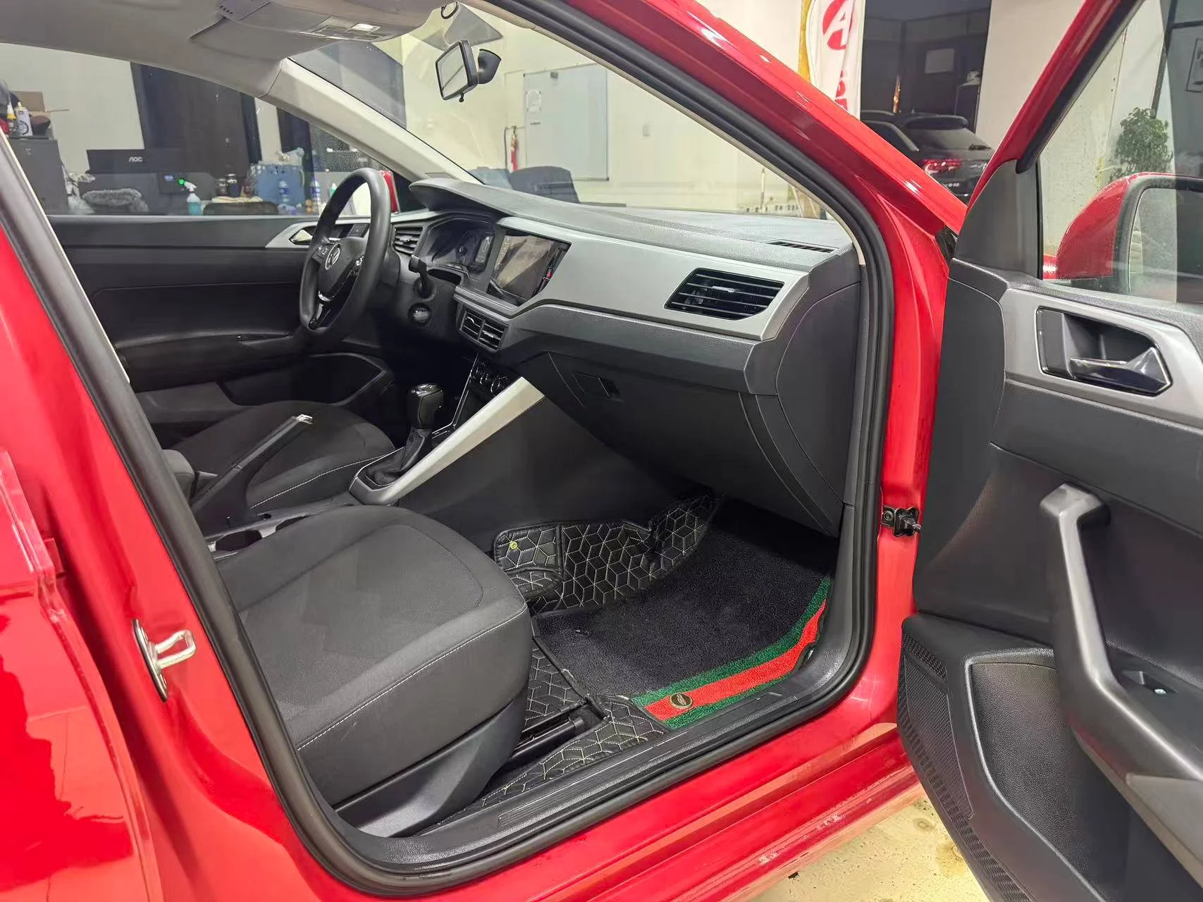 Vw Polo Plus Panoramic Enjoy Edition - миниатюра 6