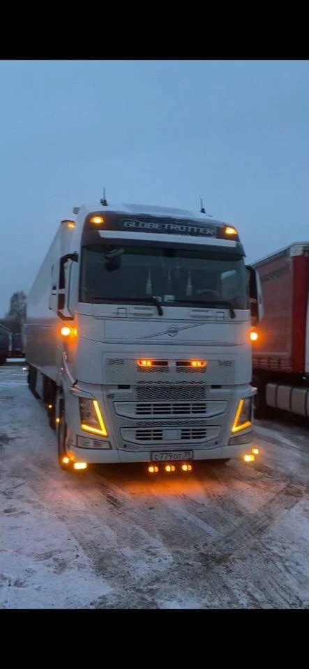 Volvo FH4 оранжевый, янтарные, дхо габариты - миниатюра 3