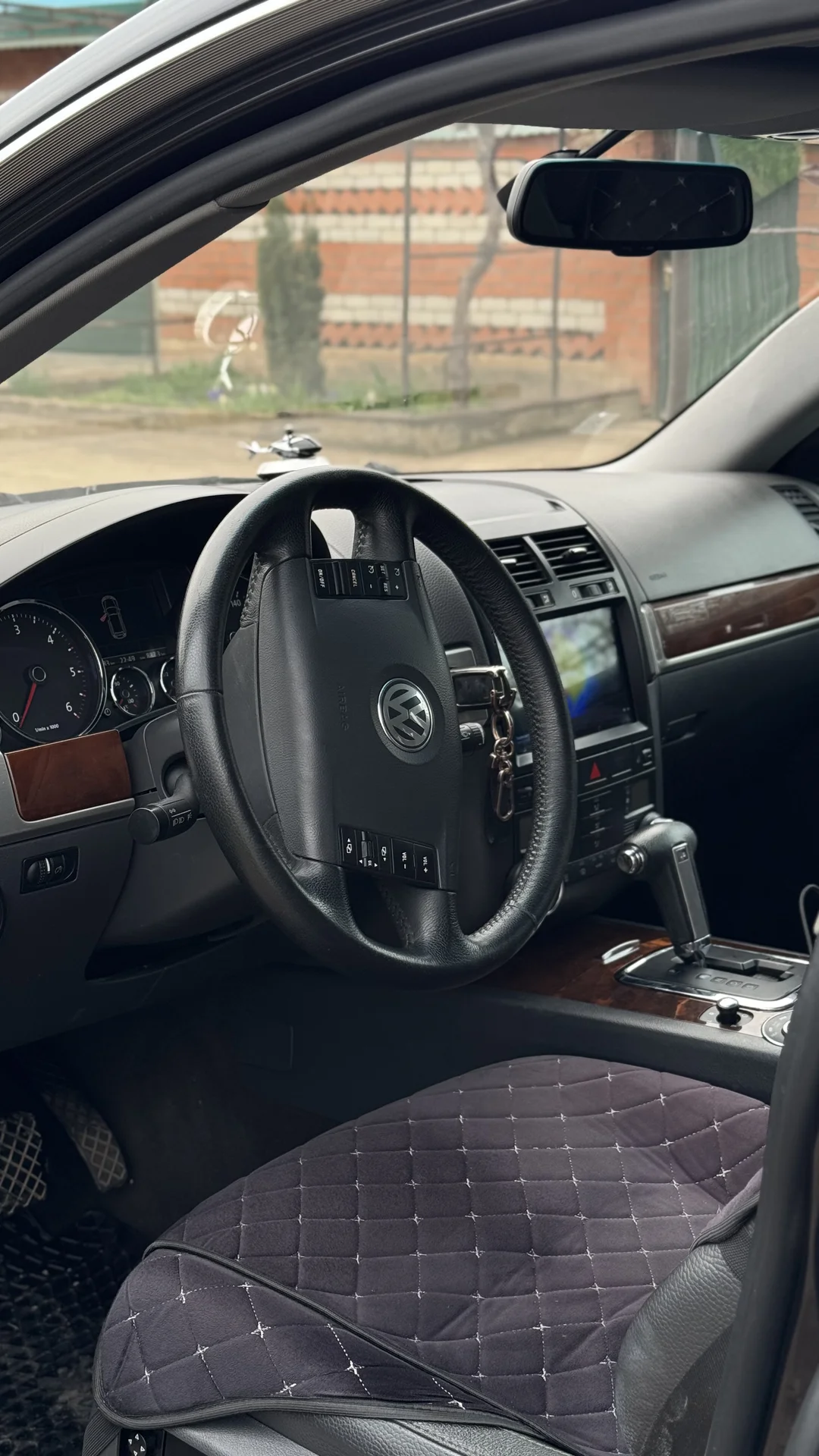 Автомобиль Volkswagen Touareg - миниатюра 6