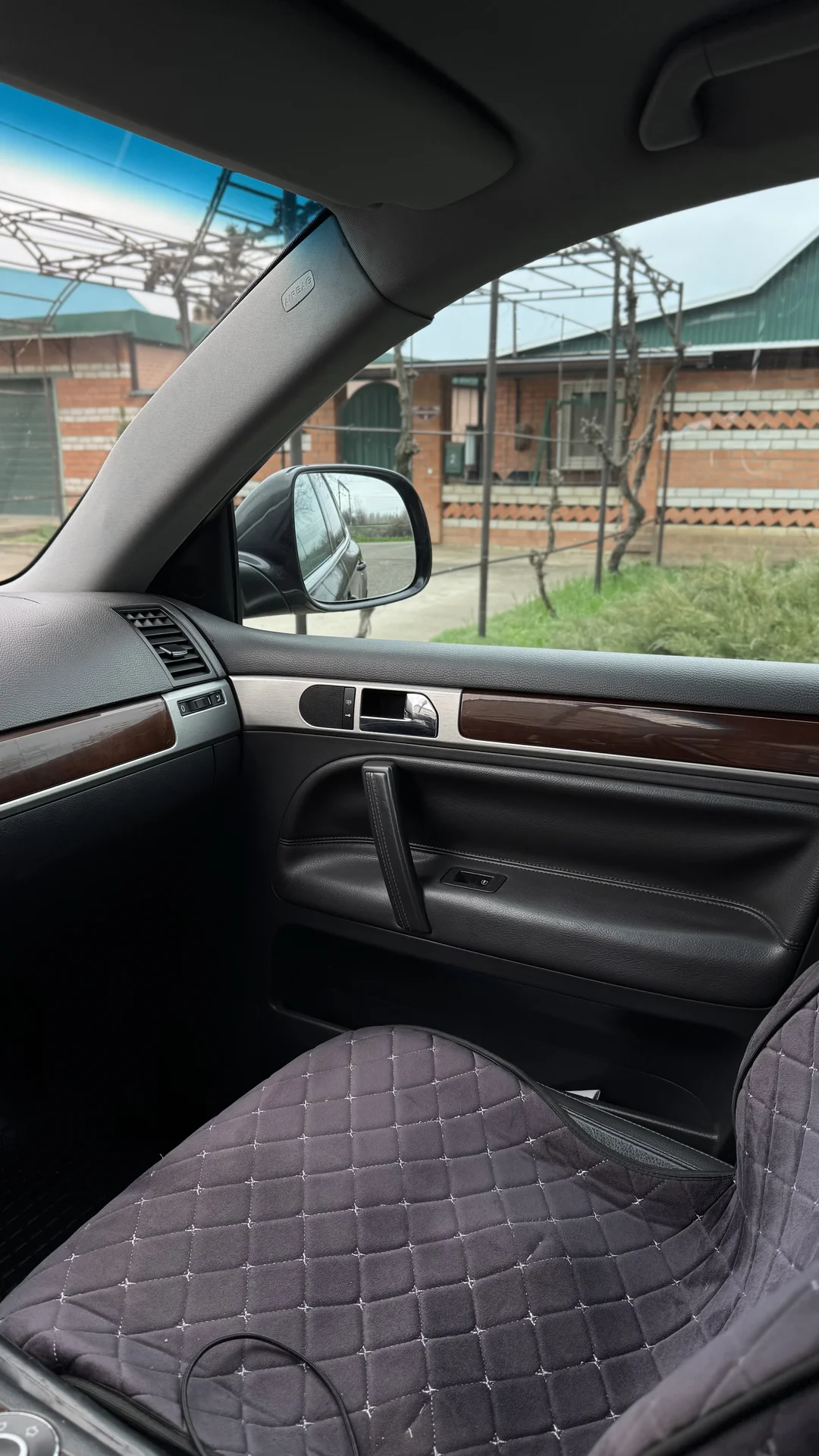 Автомобиль Volkswagen Touareg - миниатюра 8