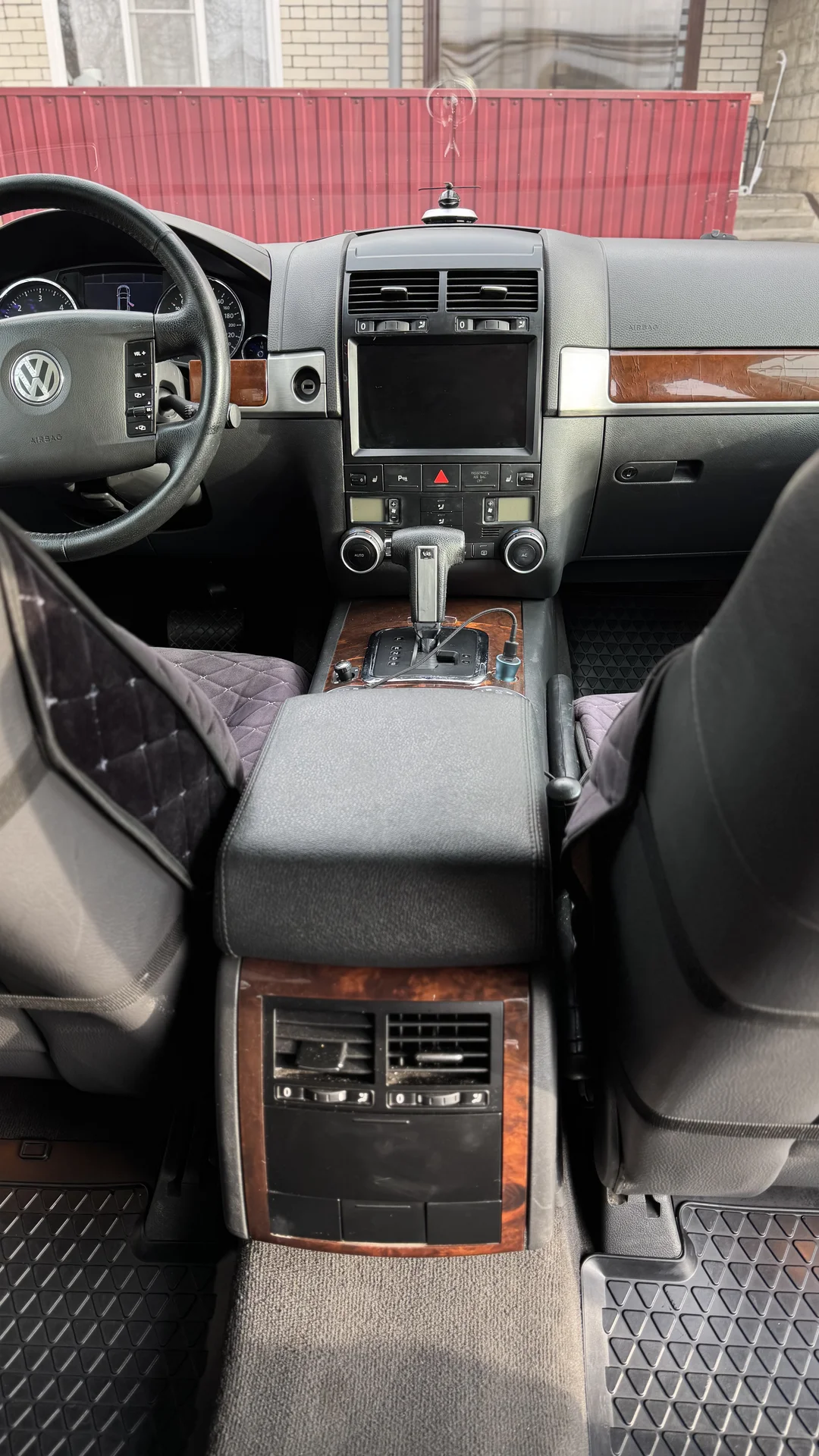 Автомобиль Volkswagen Touareg - миниатюра 21