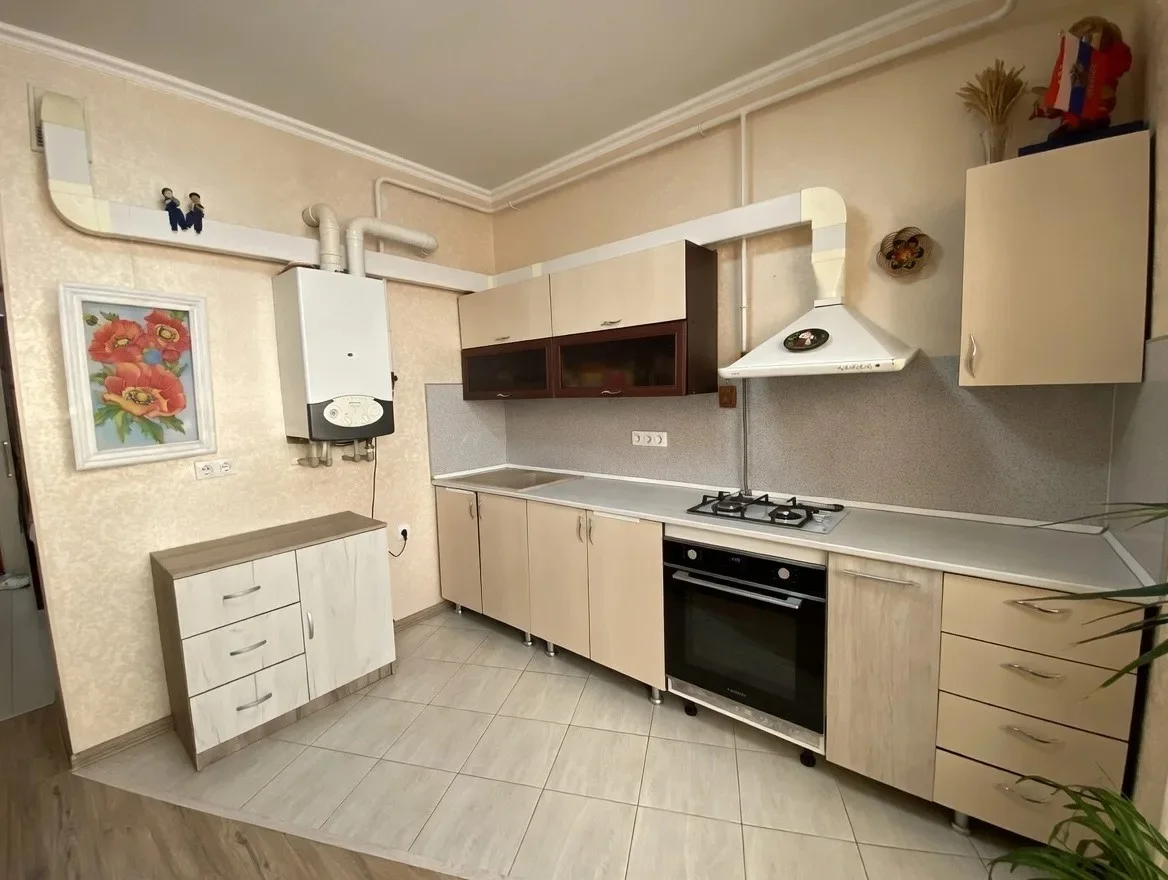 Продам срочно 1к квартиру. Собственник один. 50,3 м² уюта и тишины: своё отопление + море! - изображение 1