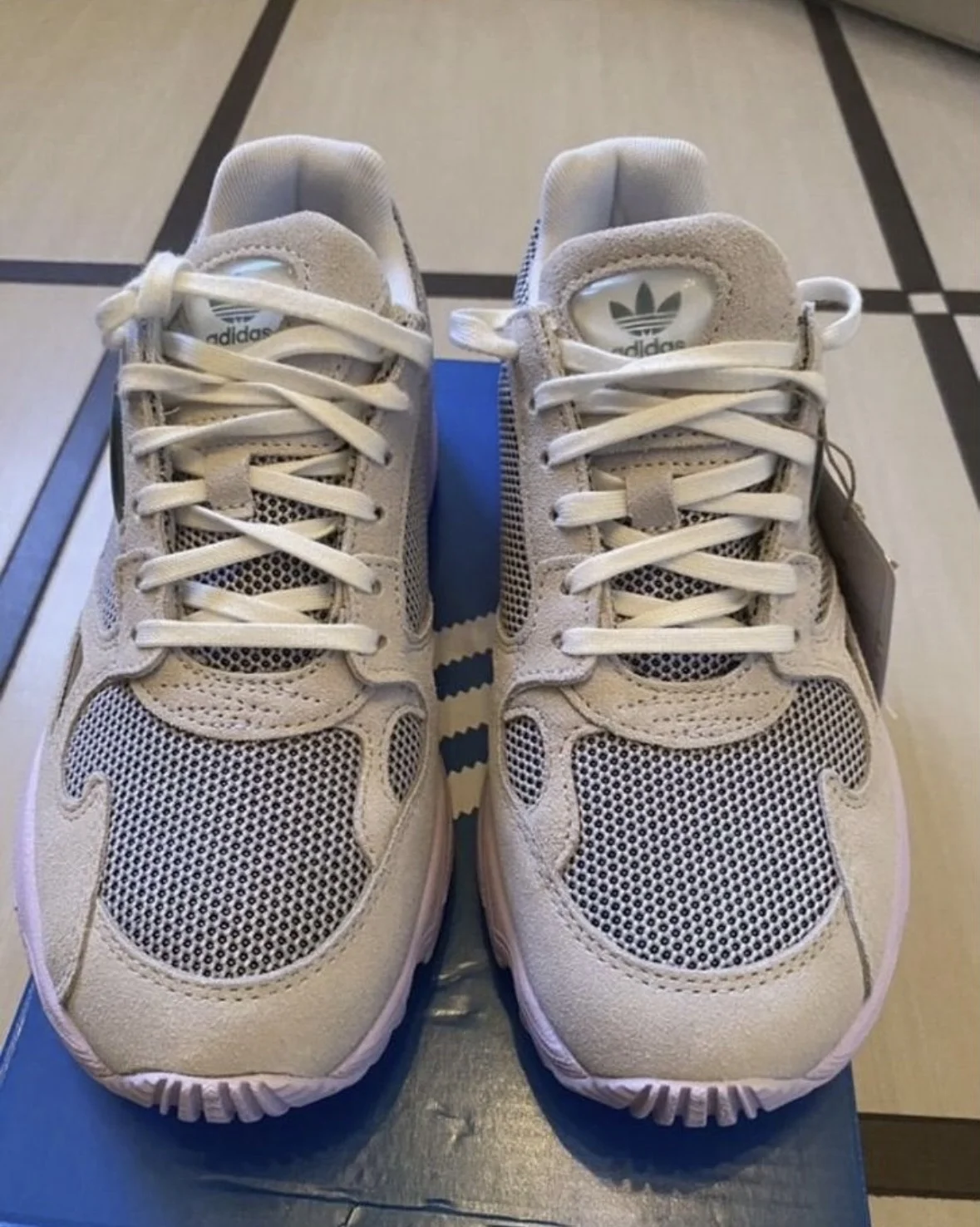 Adidas кроссовки - миниатюра 2