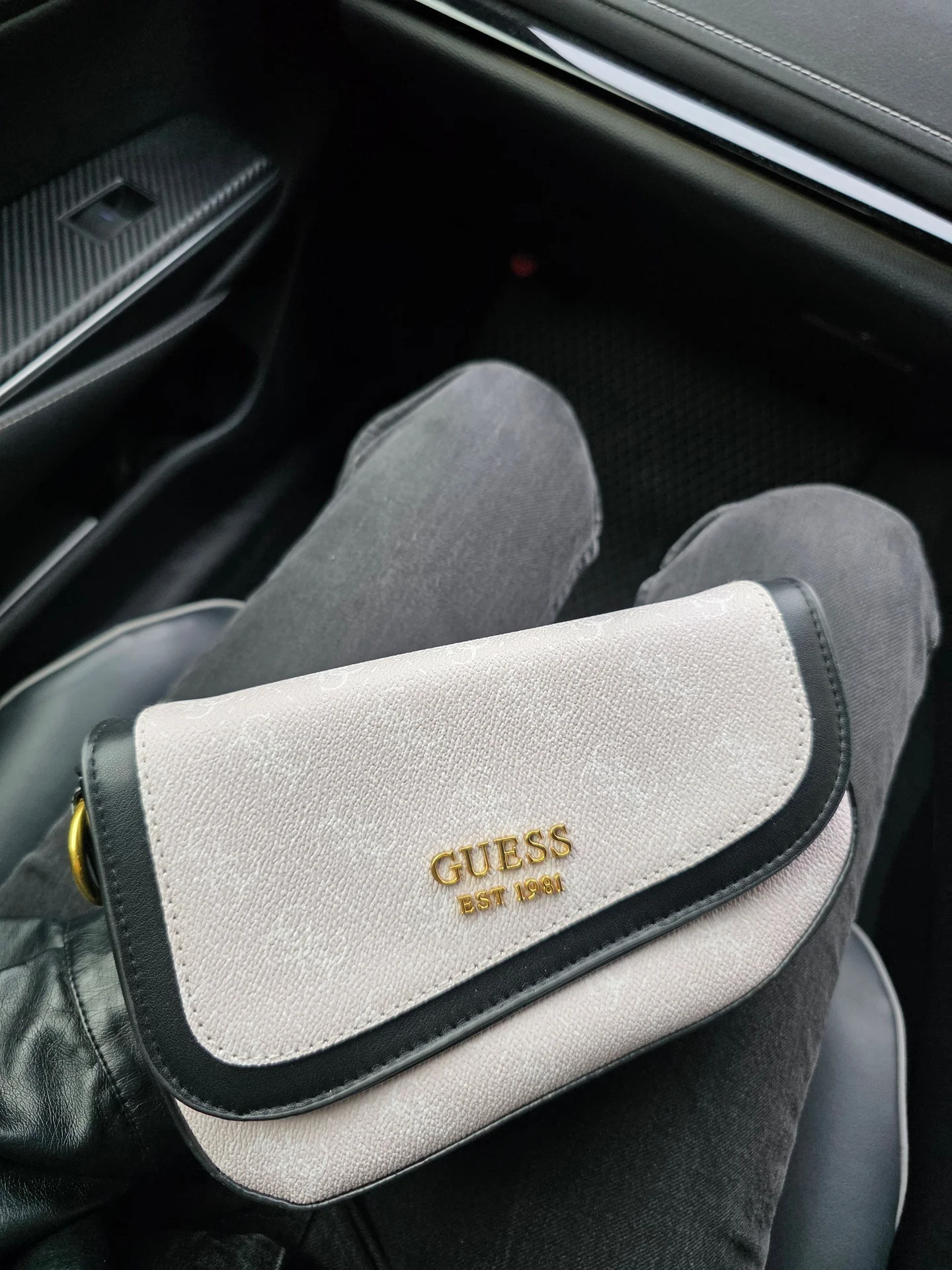 Кросбоди сумка Guess через плечо - изображение 1