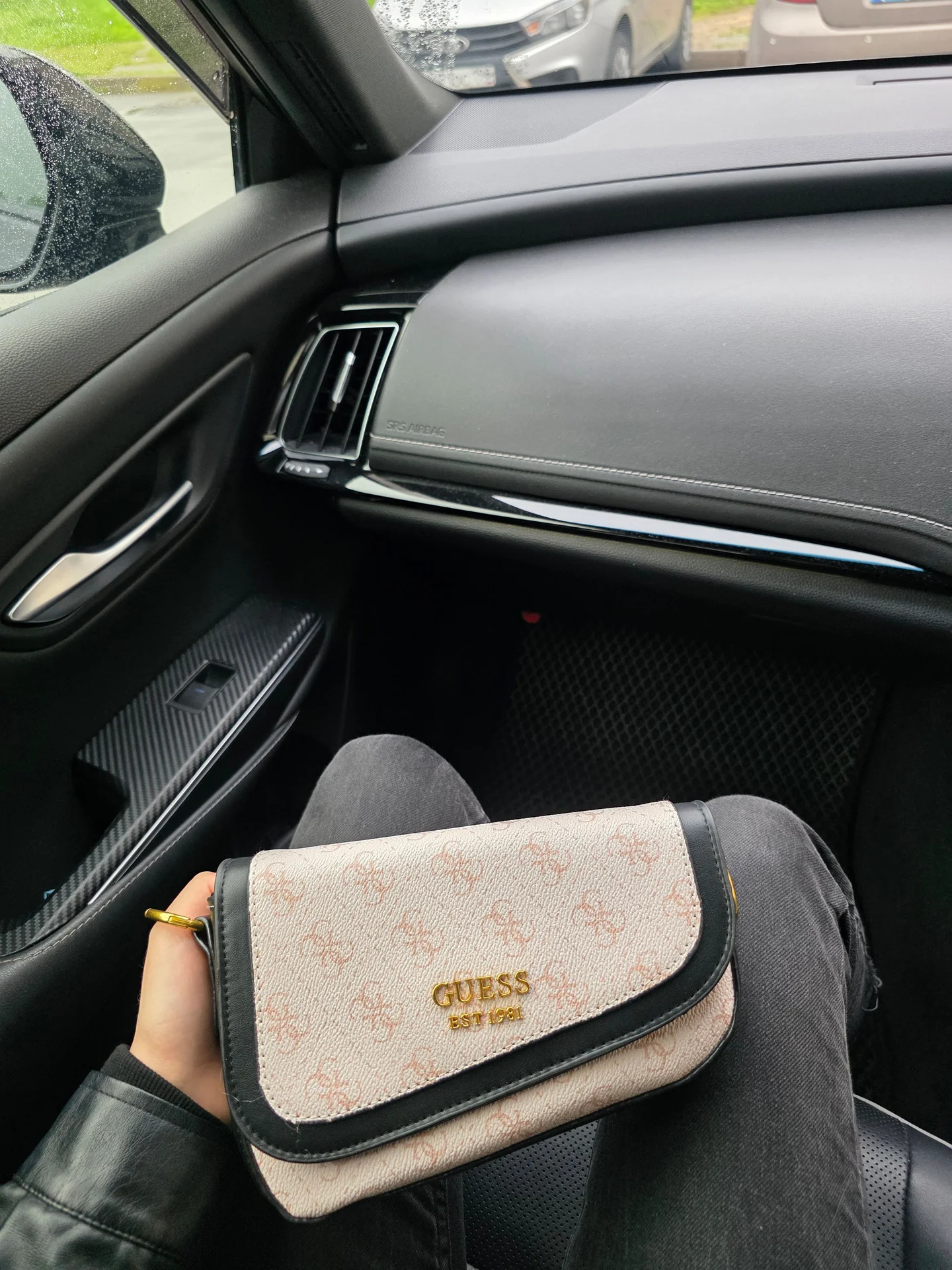 Кросбоди сумка Guess через плечо - миниатюра 2