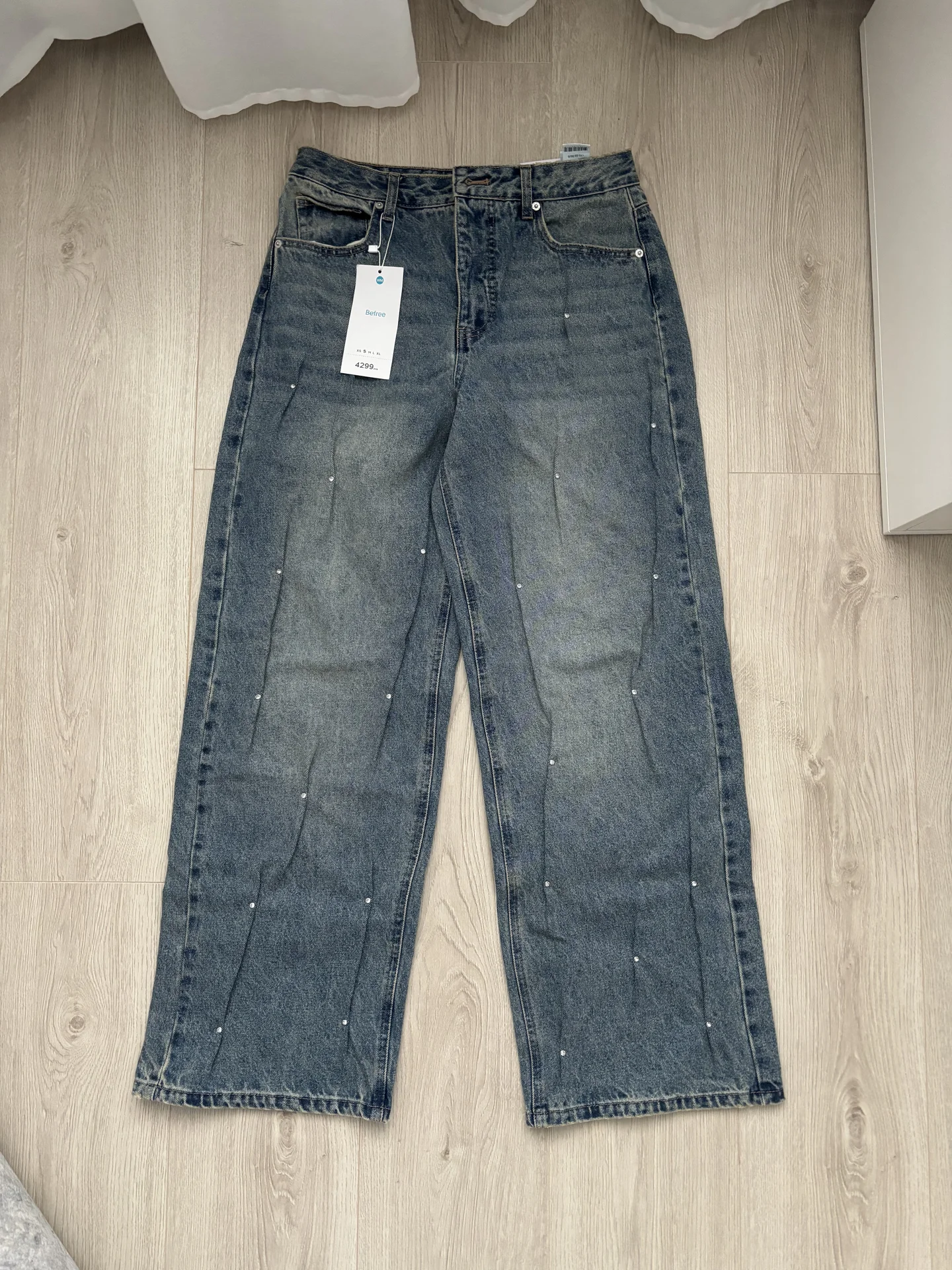 Джинсы baggy fit со складками и стразами - изображение 1
