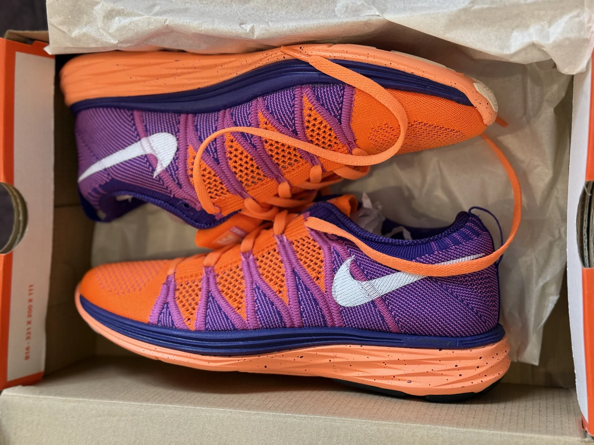 Новые женские кроссовки Nike