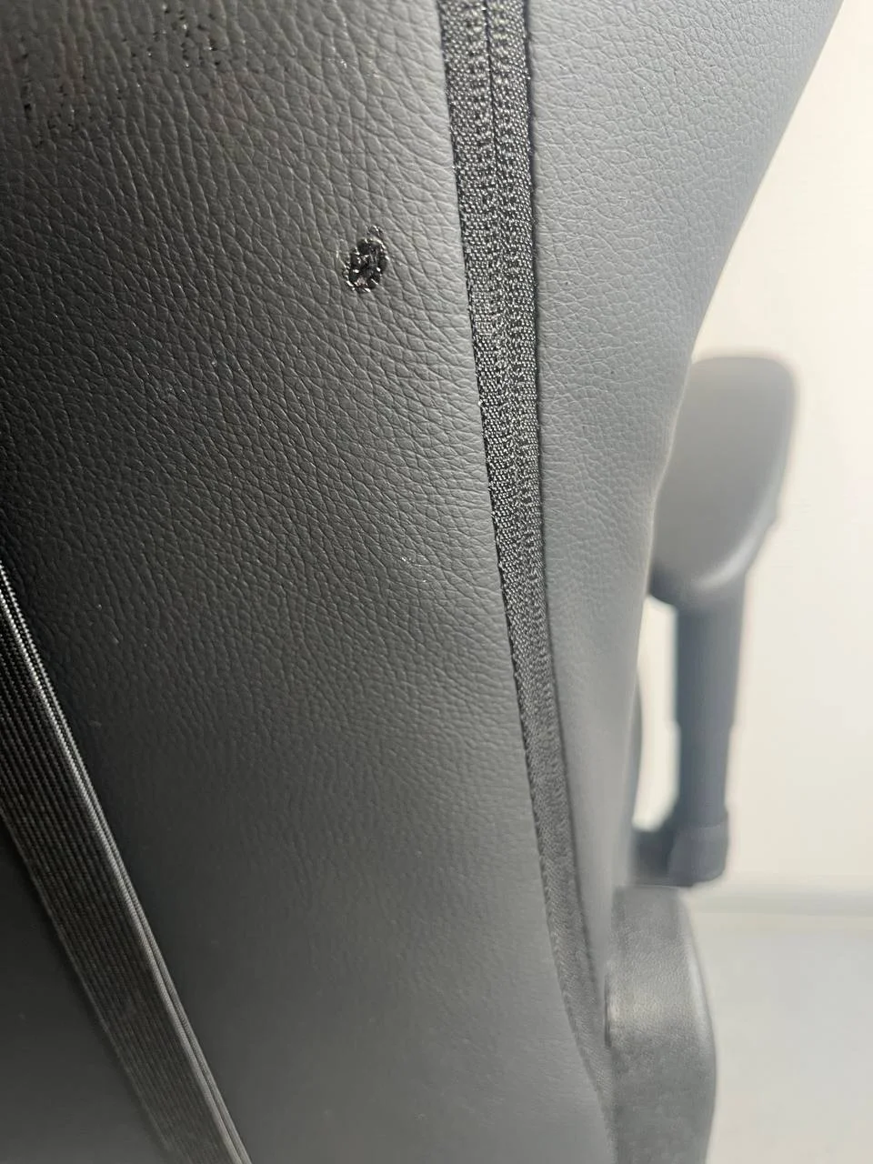 Кресло компьютерное Cougar Armor One Black - миниатюра 6