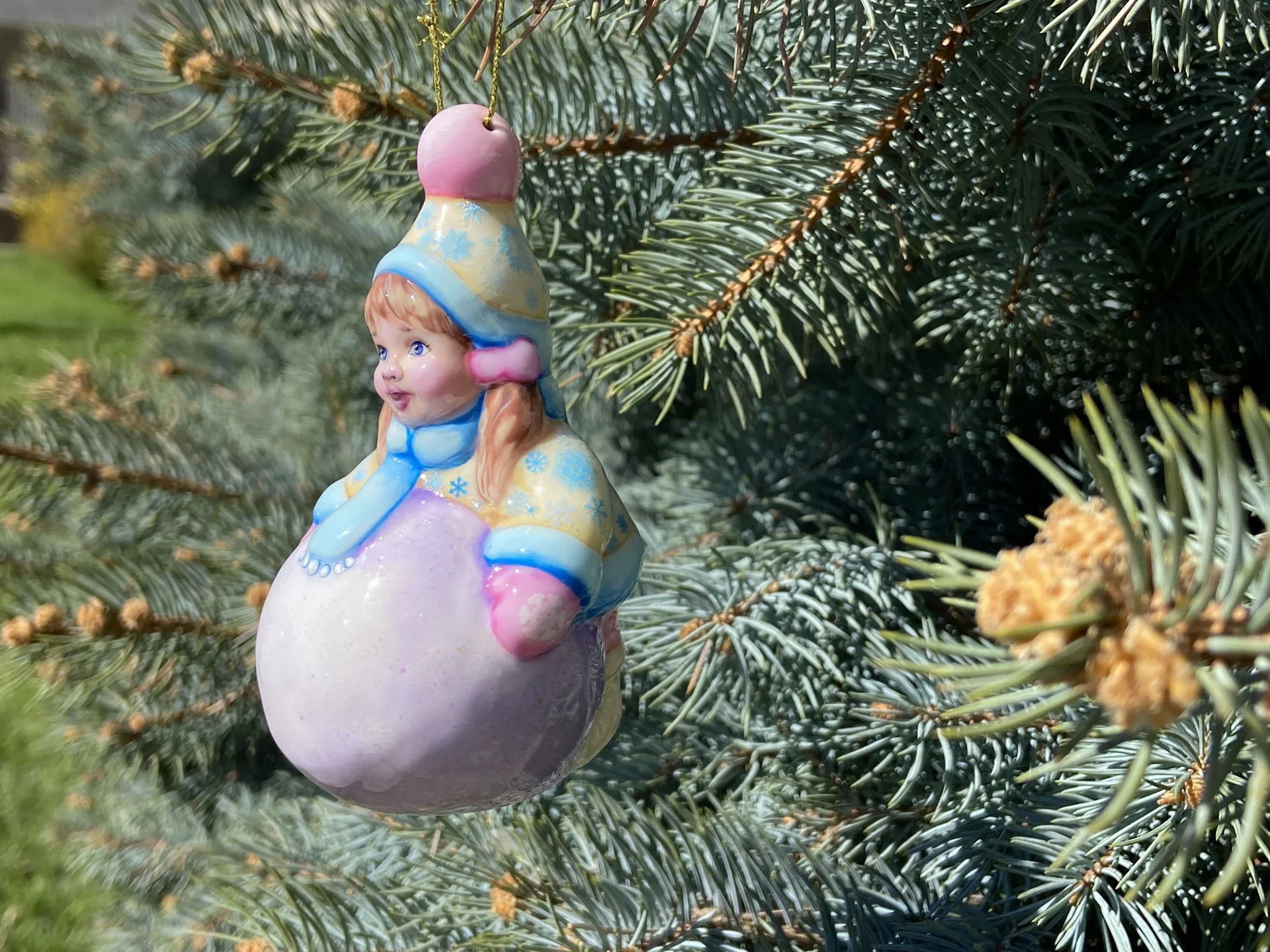 Елочная игрушка . Девочка с снежком - миниатюра 2