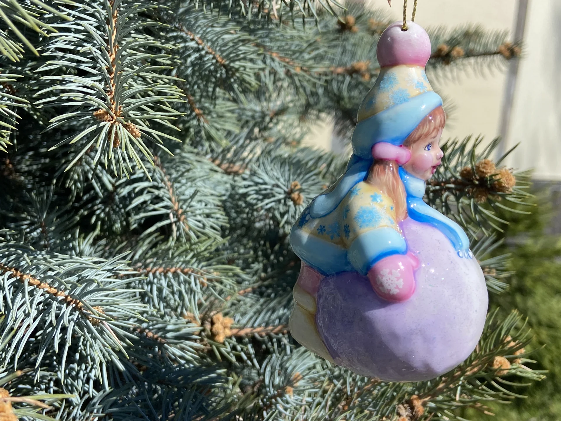 Елочная игрушка . Девочка с снежком - миниатюра 3