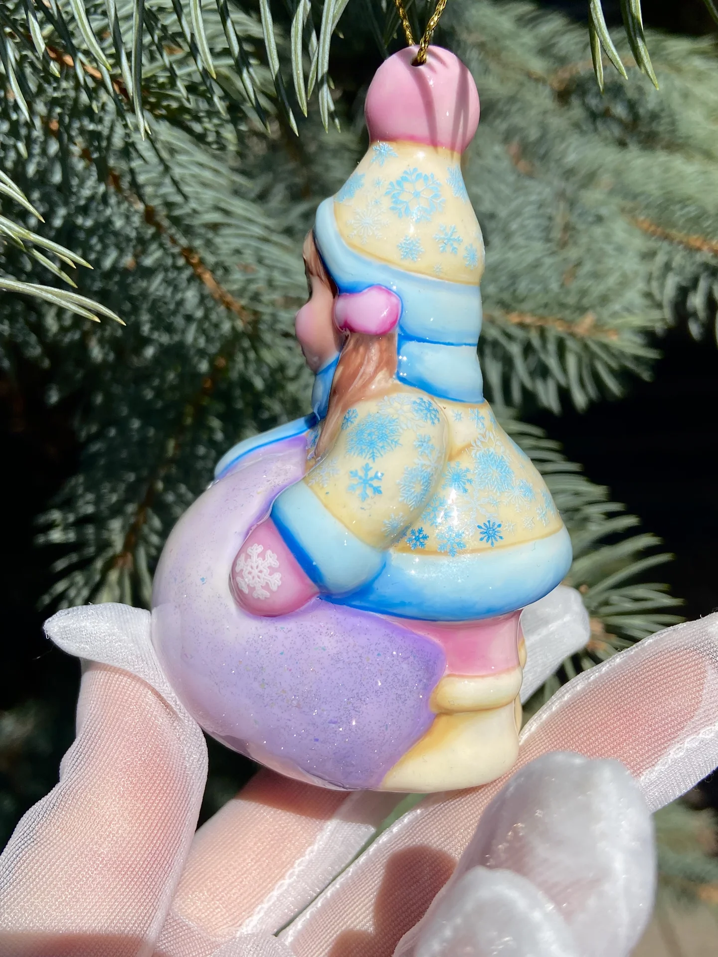 Елочная игрушка . Девочка с снежком - миниатюра 4