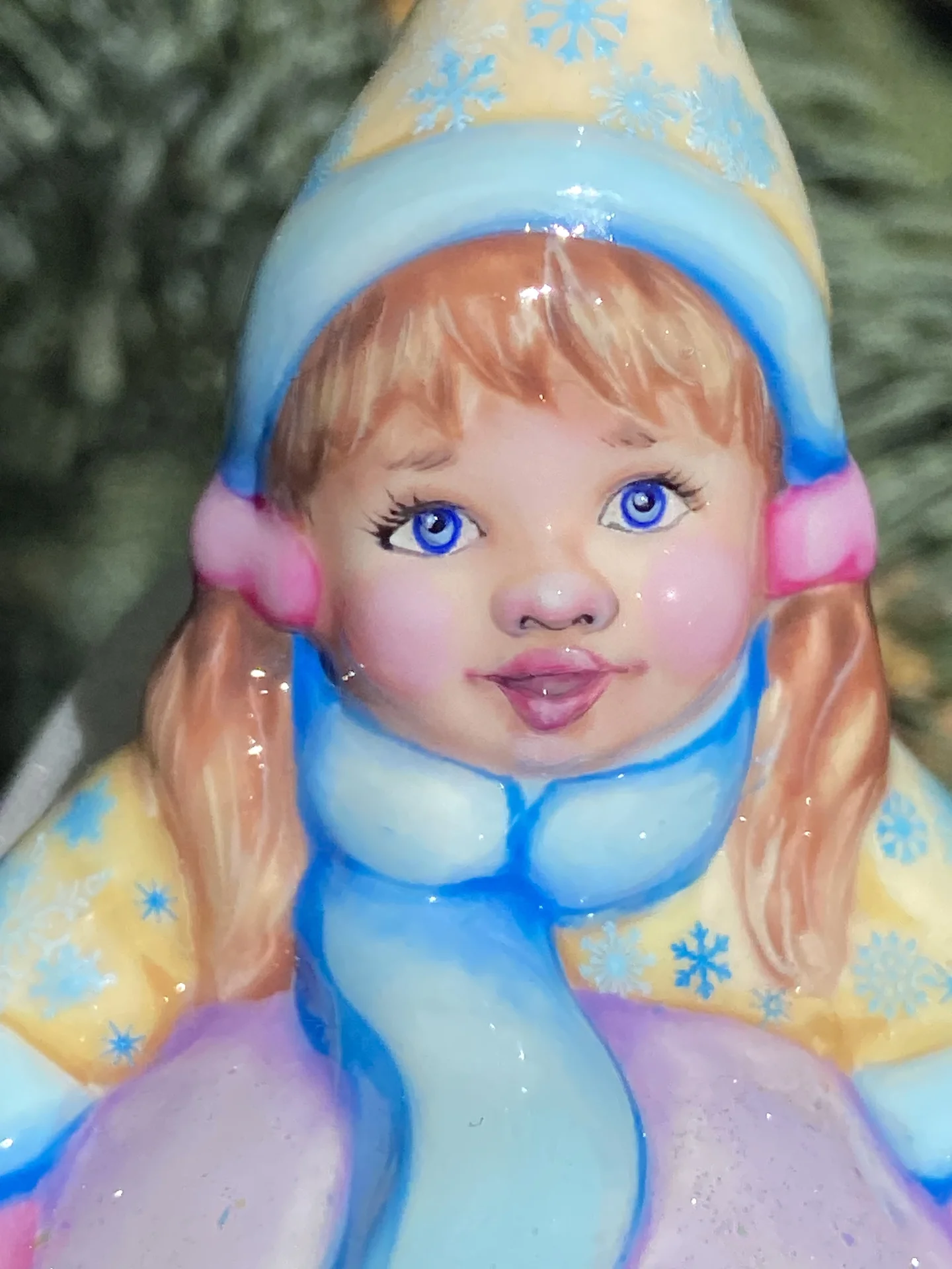 Елочная игрушка . Девочка с снежком - миниатюра 6