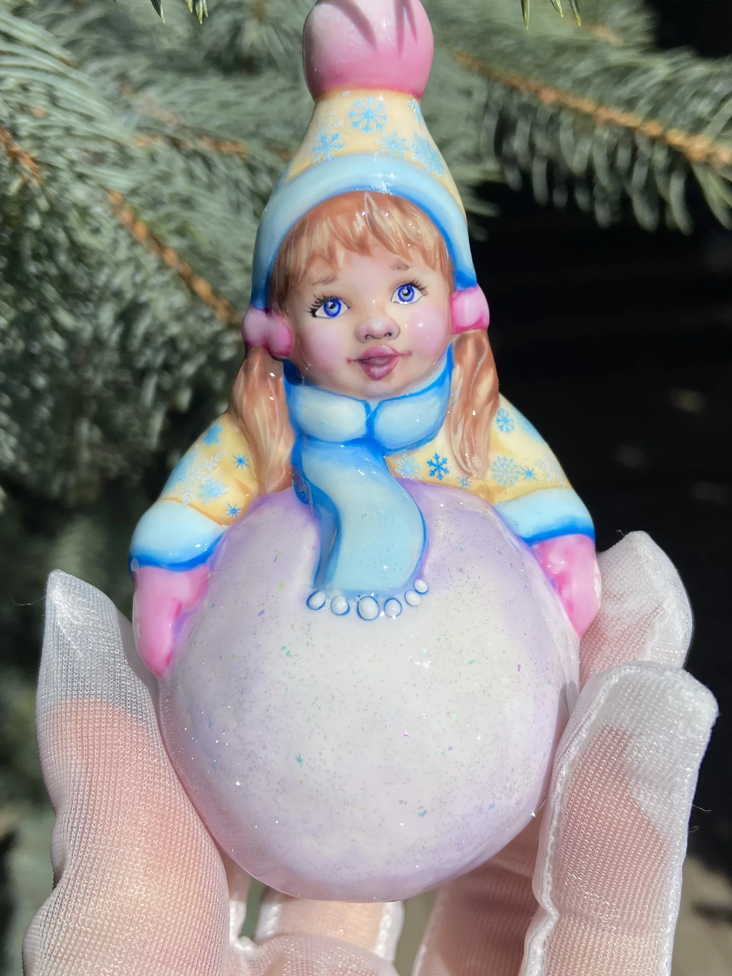 Елочная игрушка . Девочка с снежком - миниатюра 7