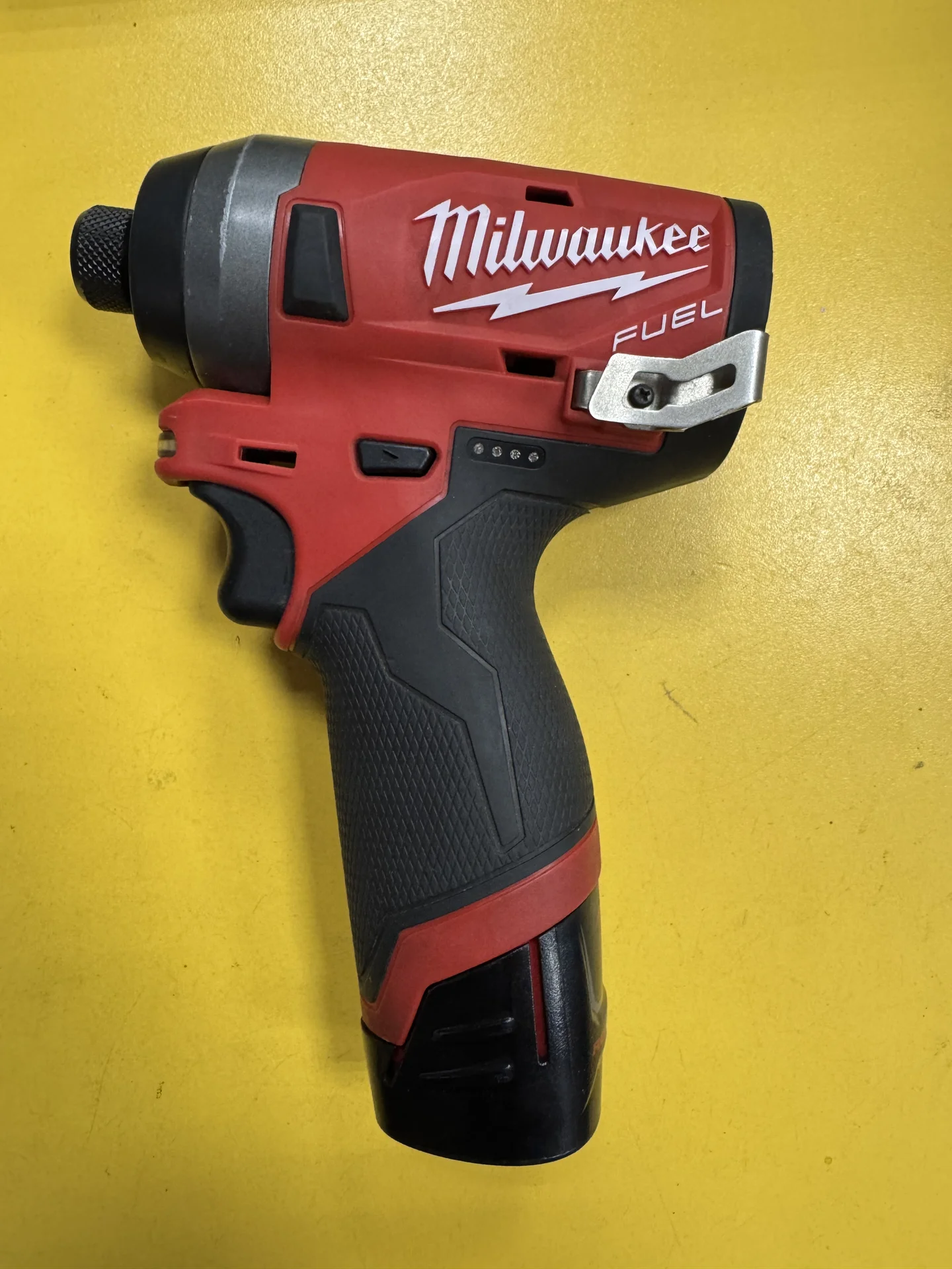 Шуруповерт импакт Milwaukee M12 2553-20 с акб и з/ - изображение 1