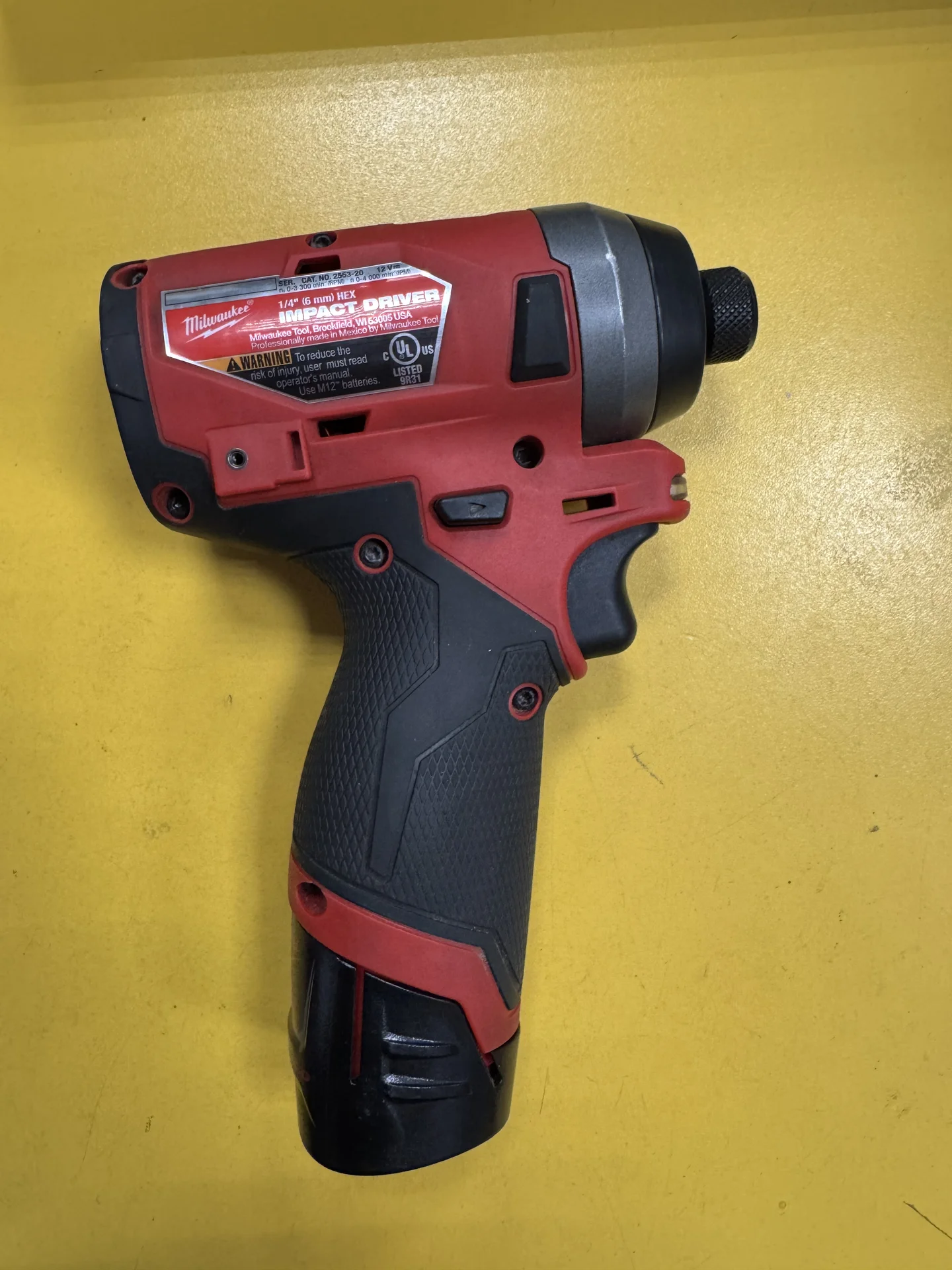 Шуруповерт импакт Milwaukee M12 2553-20 с акб и з/ - миниатюра 2