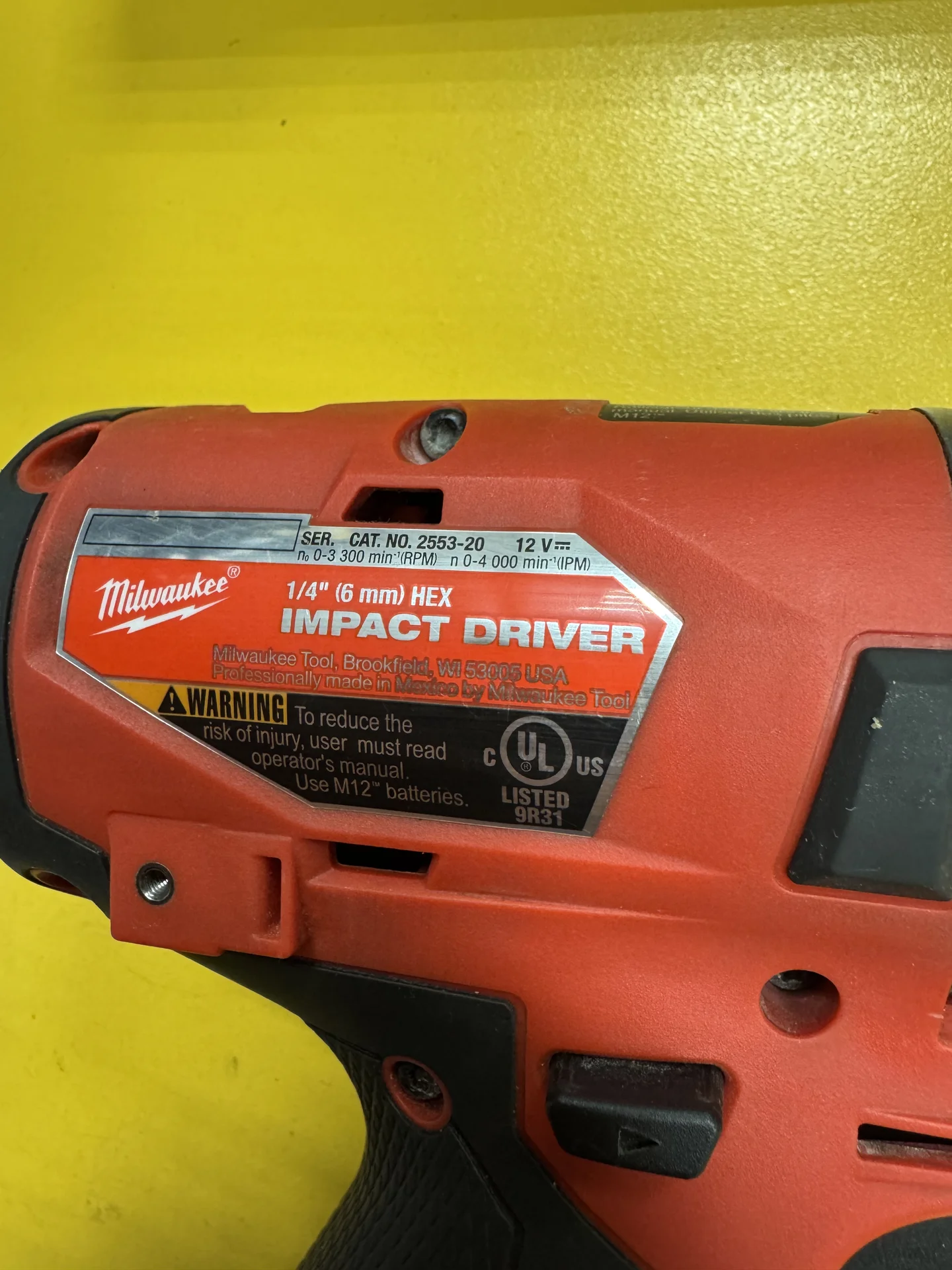 Шуруповерт импакт Milwaukee M12 2553-20 с акб и з/ - миниатюра 3