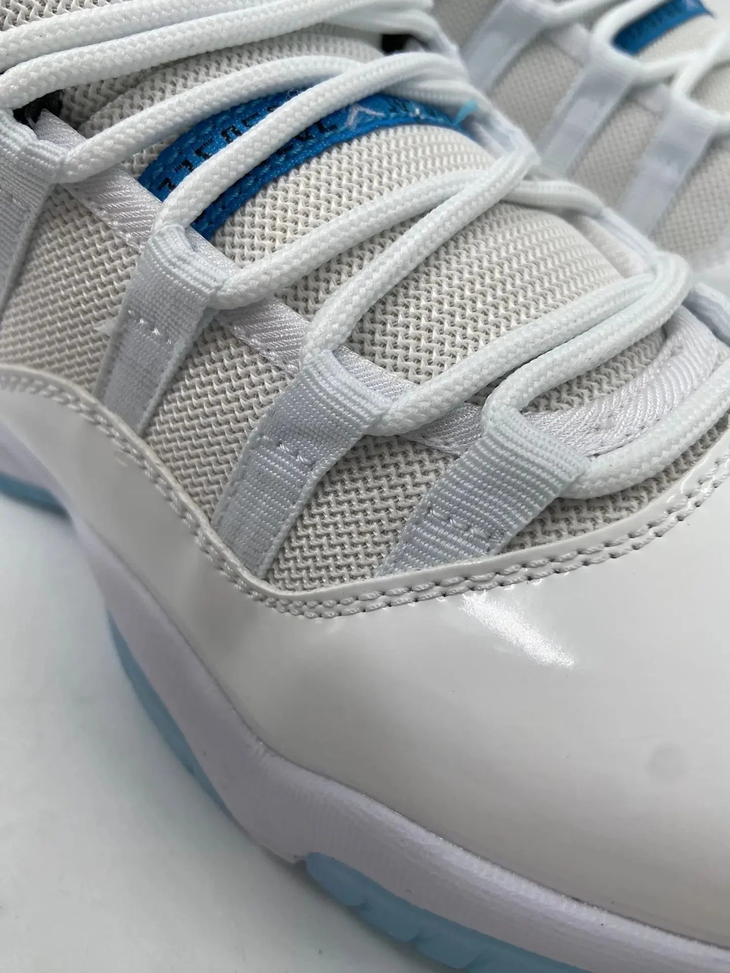 Кроссовки Jordan 11 белый размеры 37-41EUR - миниатюра 2