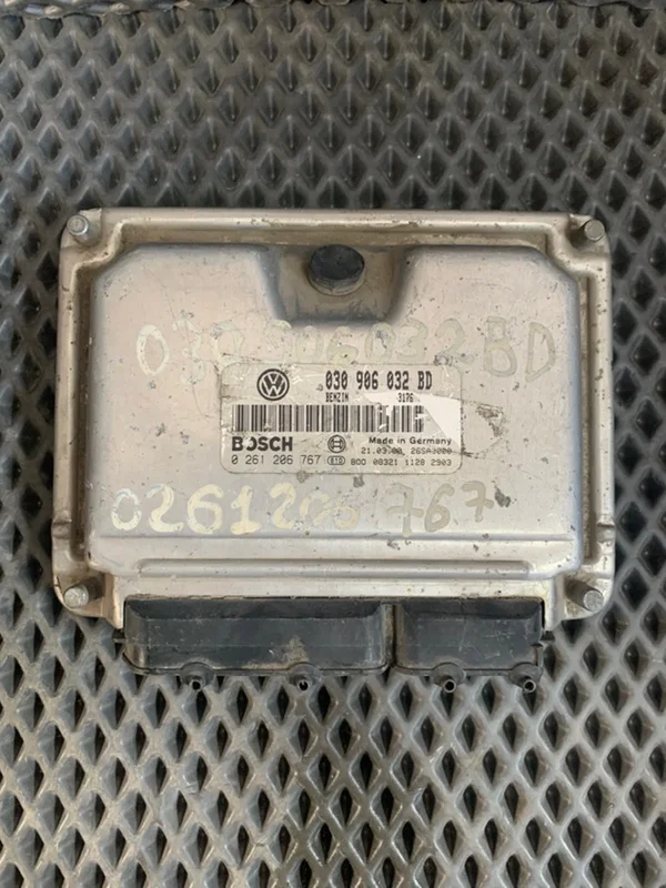 Блок управления (ЭБУ) Volkswagen Polo 6N1 AKK 2000 - изображение 1