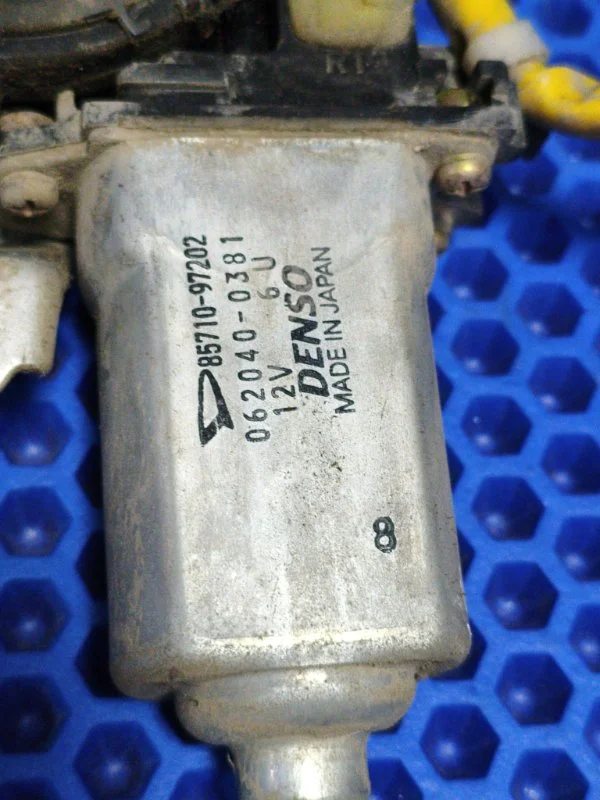 Стеклоподъемник передний правый toyota duet M100A - миниатюра 2