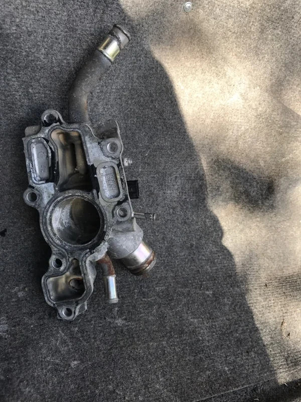 Корпус термостата RENAULT Fluence 2.0 - миниатюра 2