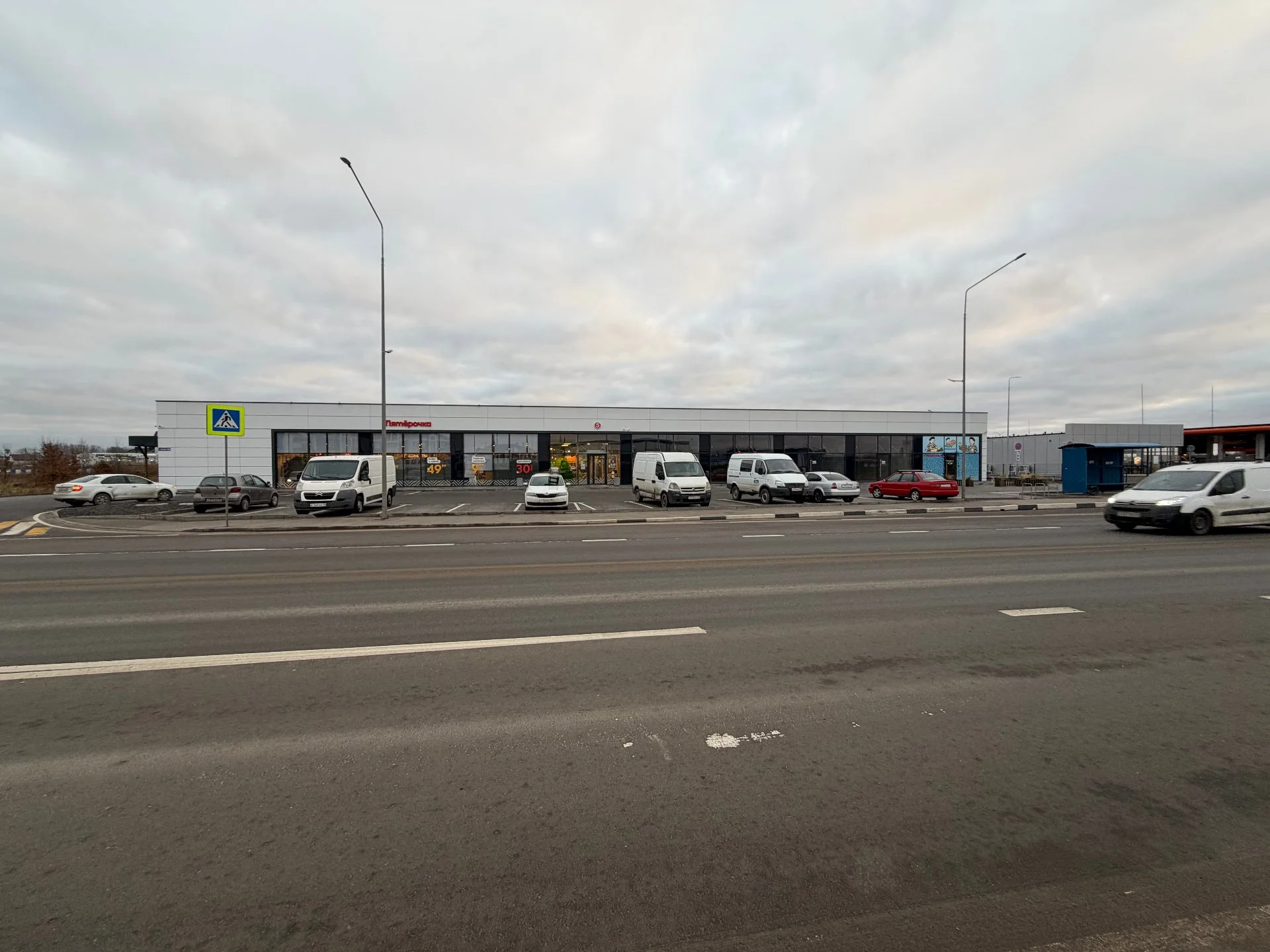 Торговый центр 921 м² в развивающимся районе - миниатюра 3