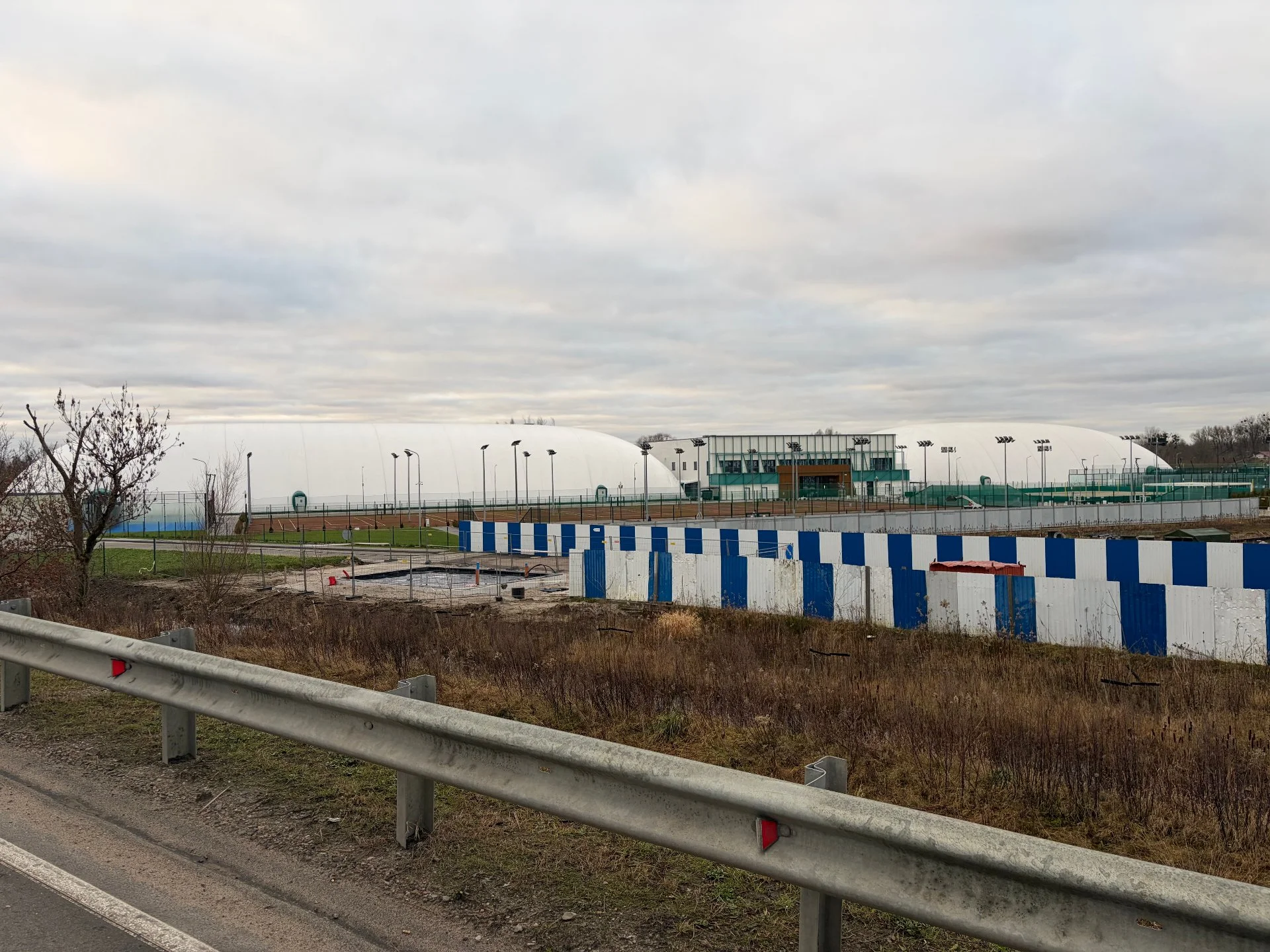 Торговый центр 921 м² в развивающимся районе - миниатюра 6