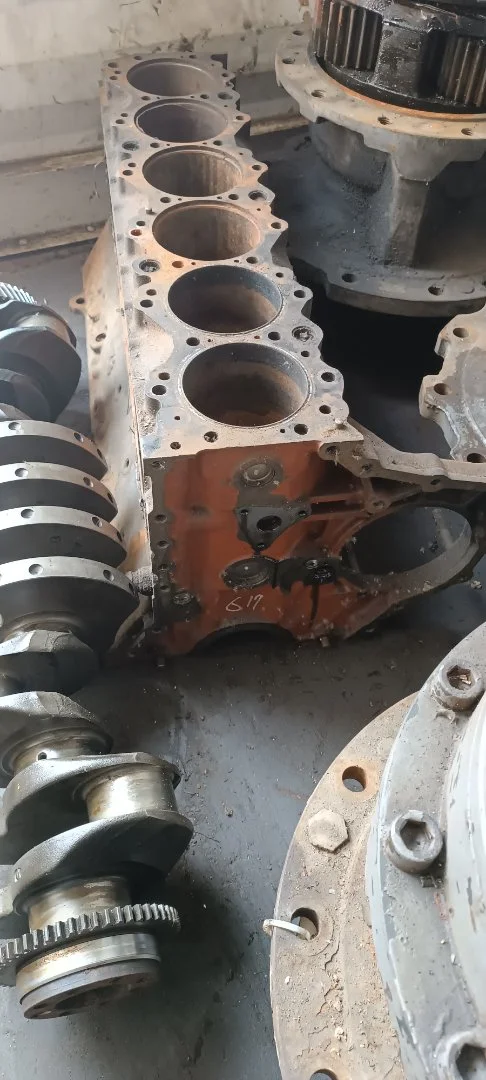 Блок цилиндров isuzu 1112105721, 1112105932 - миниатюра 2