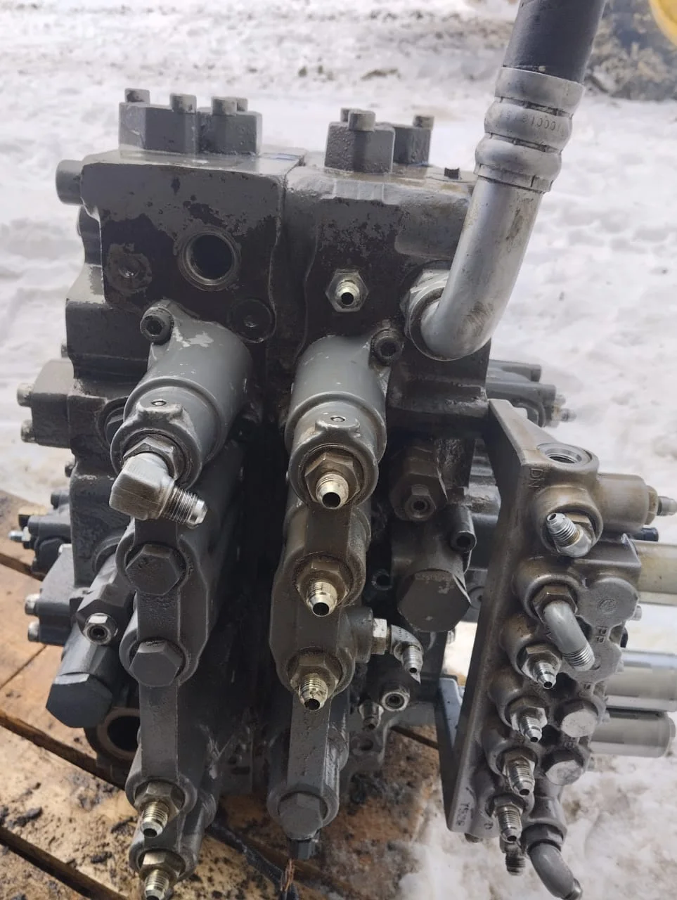 Гидрораспределитель главный Hitachi 4625137 - миниатюра 2