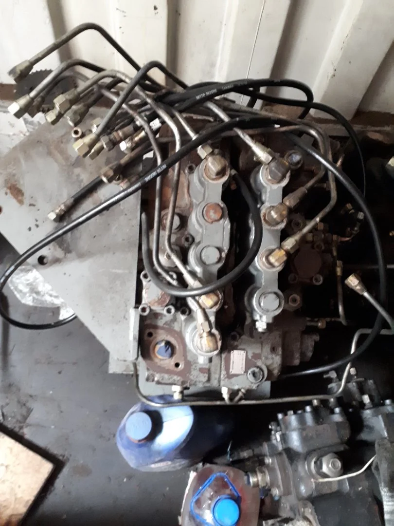 Гидрораспределитель главный Hitachi 4437242 - изображение 1