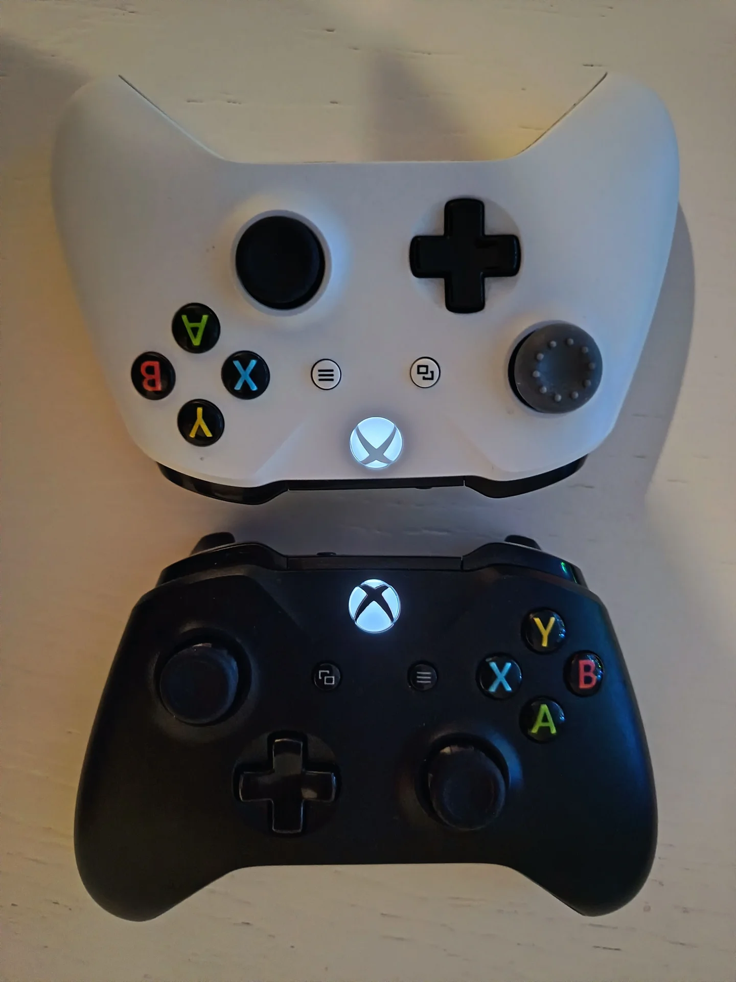 Xbox One S 1TB + 2 геймпада (Полный комплект) - миниатюра 4