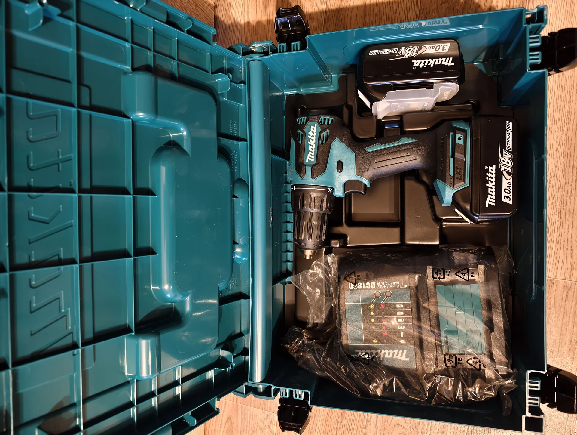 Ударный шуруповёрт Makita DHP490SFJ