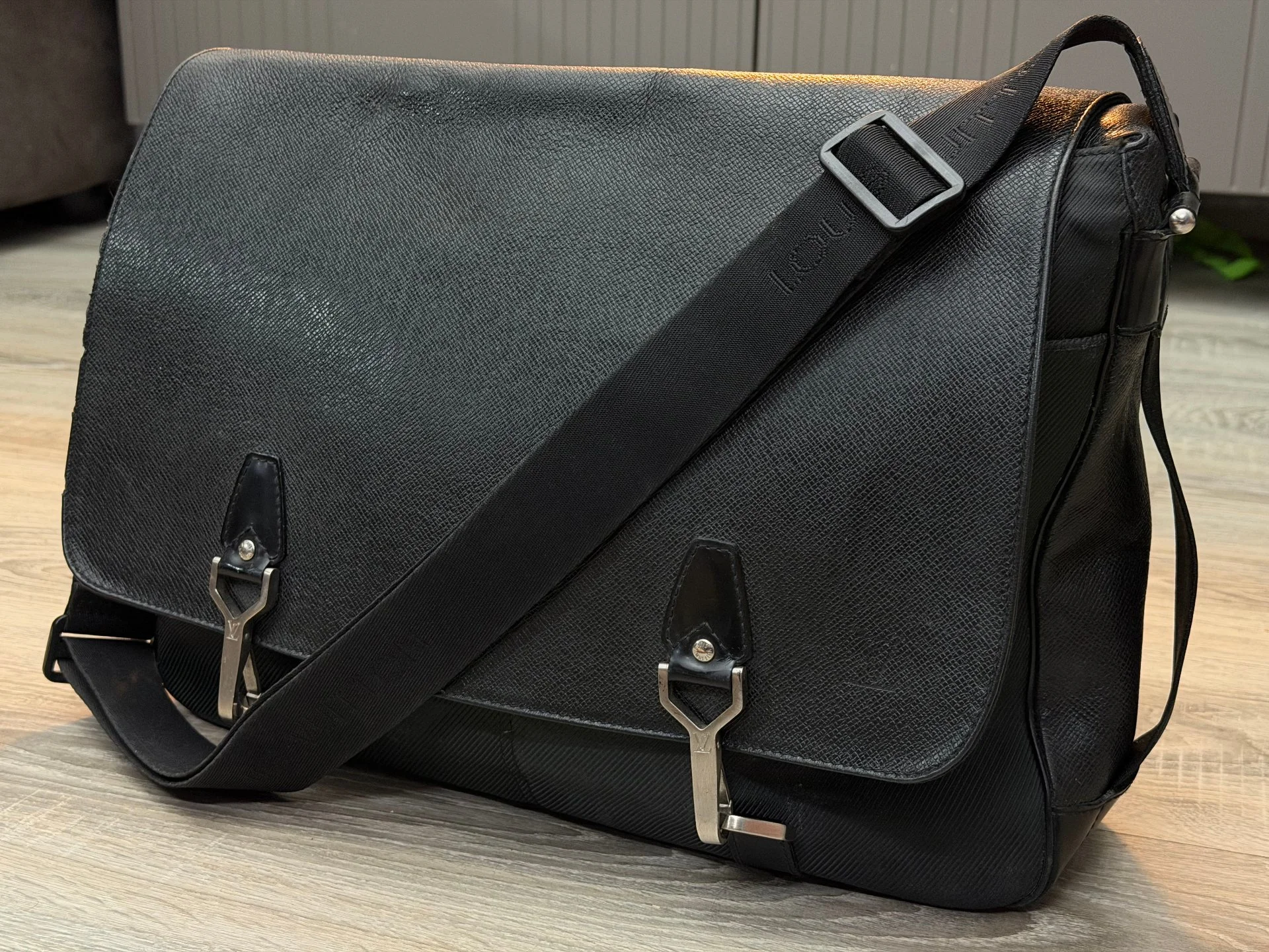 Louis Vuitton Taiga мужской кожанный портфель-сумка - изображение 1
