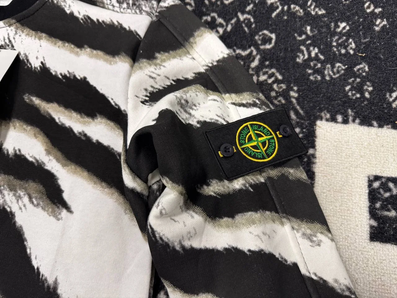 Свитер Stone Island Tiger Camo (Хит 2026) - миниатюра 5