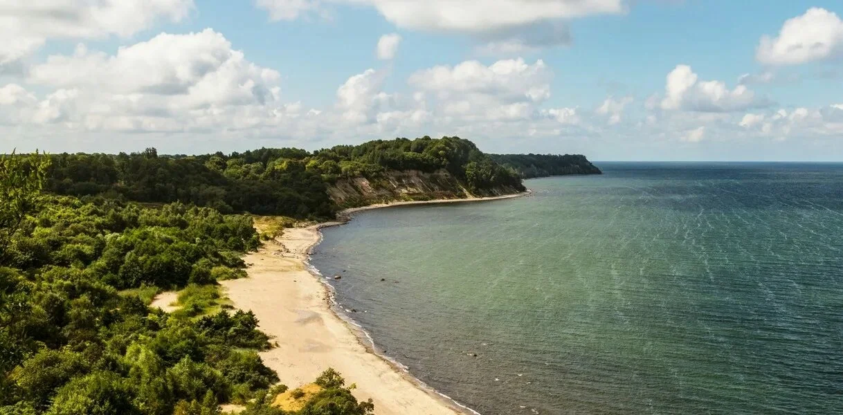 УЧАСТОК 12 СОТОК В ЗАКРЫТОМ ПОСЕЛКЕ. ГРАНИЦА С ЛЕСОМ! 900 М ДО МОРЯ. - миниатюра 2