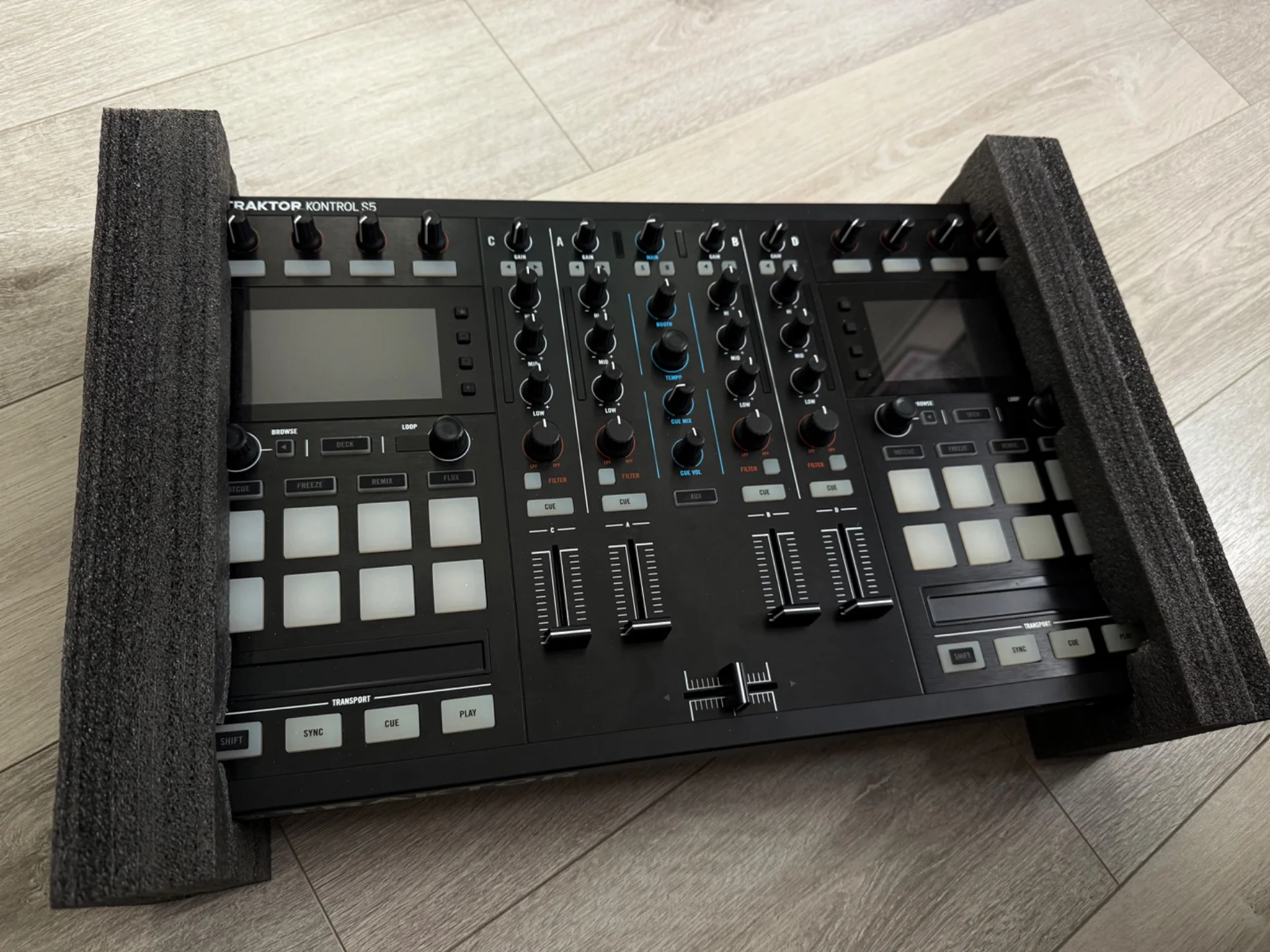 Dj Контроллер Traktor S5 - миниатюра 2
