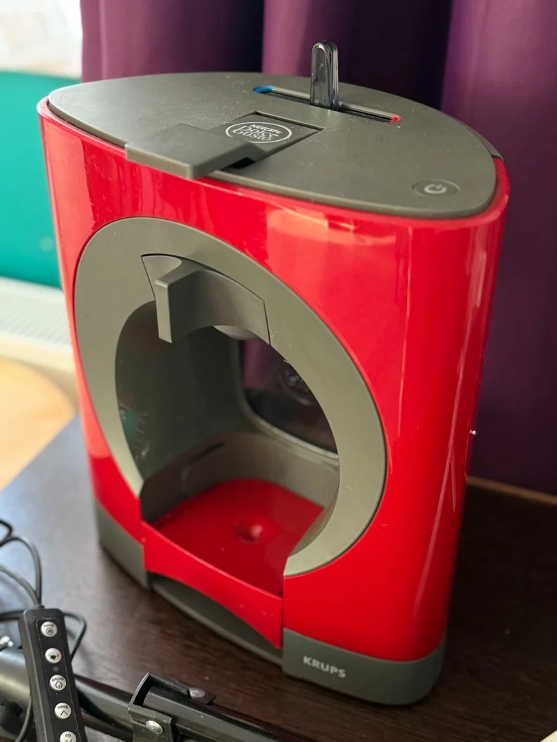 Кофеварка красная Nespresso - изображение 1