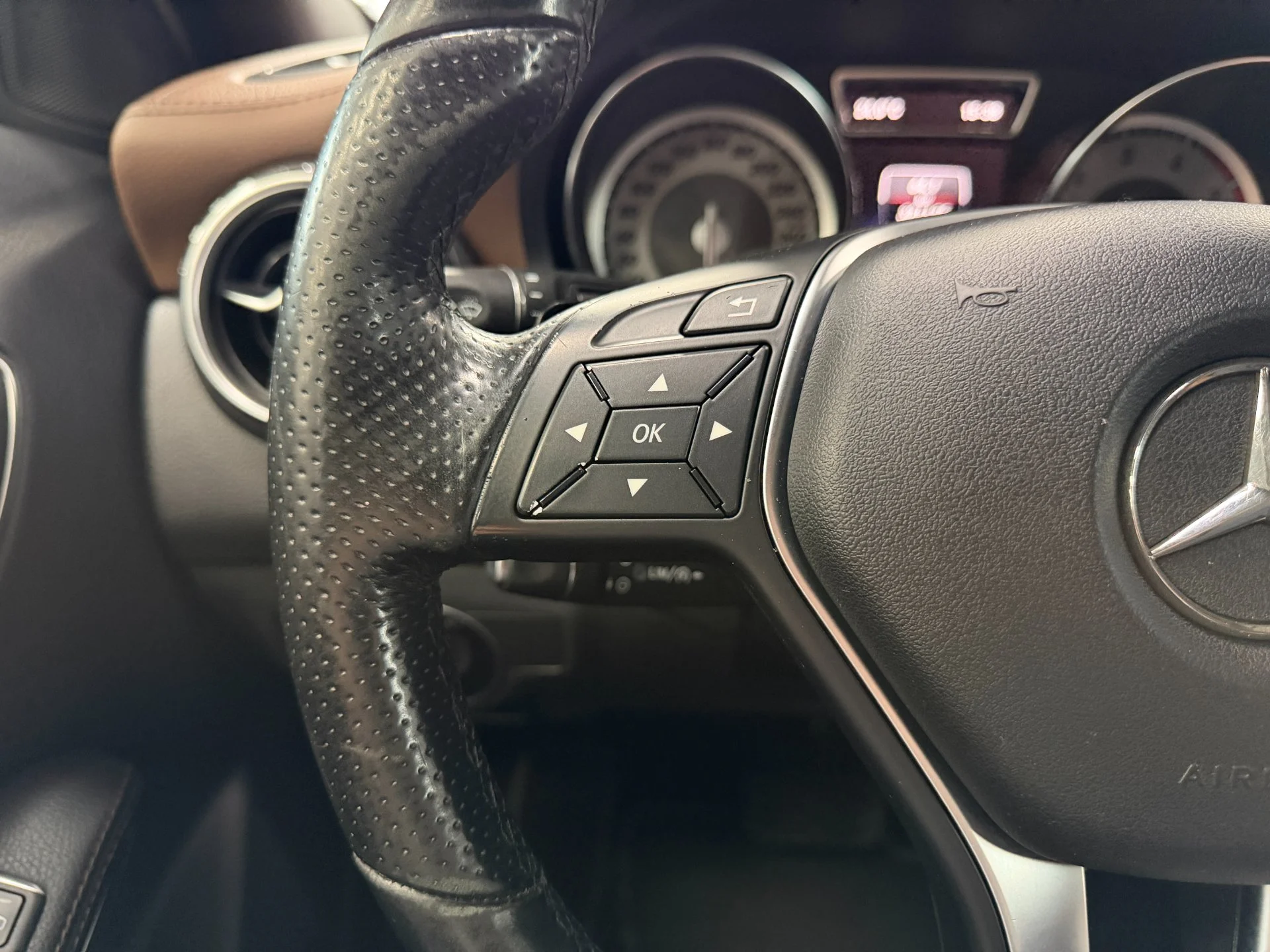 Mercedes-Benz GLA-класс 1.6 AMT, 2014, 321 135 км - миниатюра 11