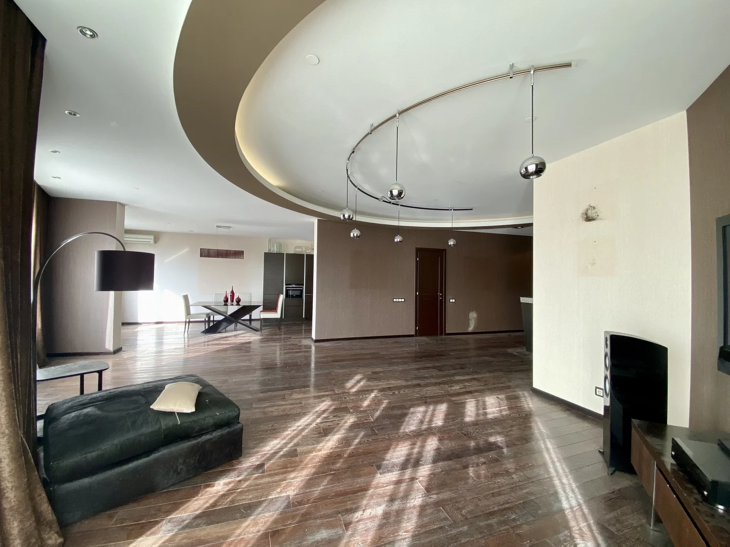 Банкротные торги: Квартира: 3-к. квартира, 187,5 м², 32/50 эт. - изображение 1
