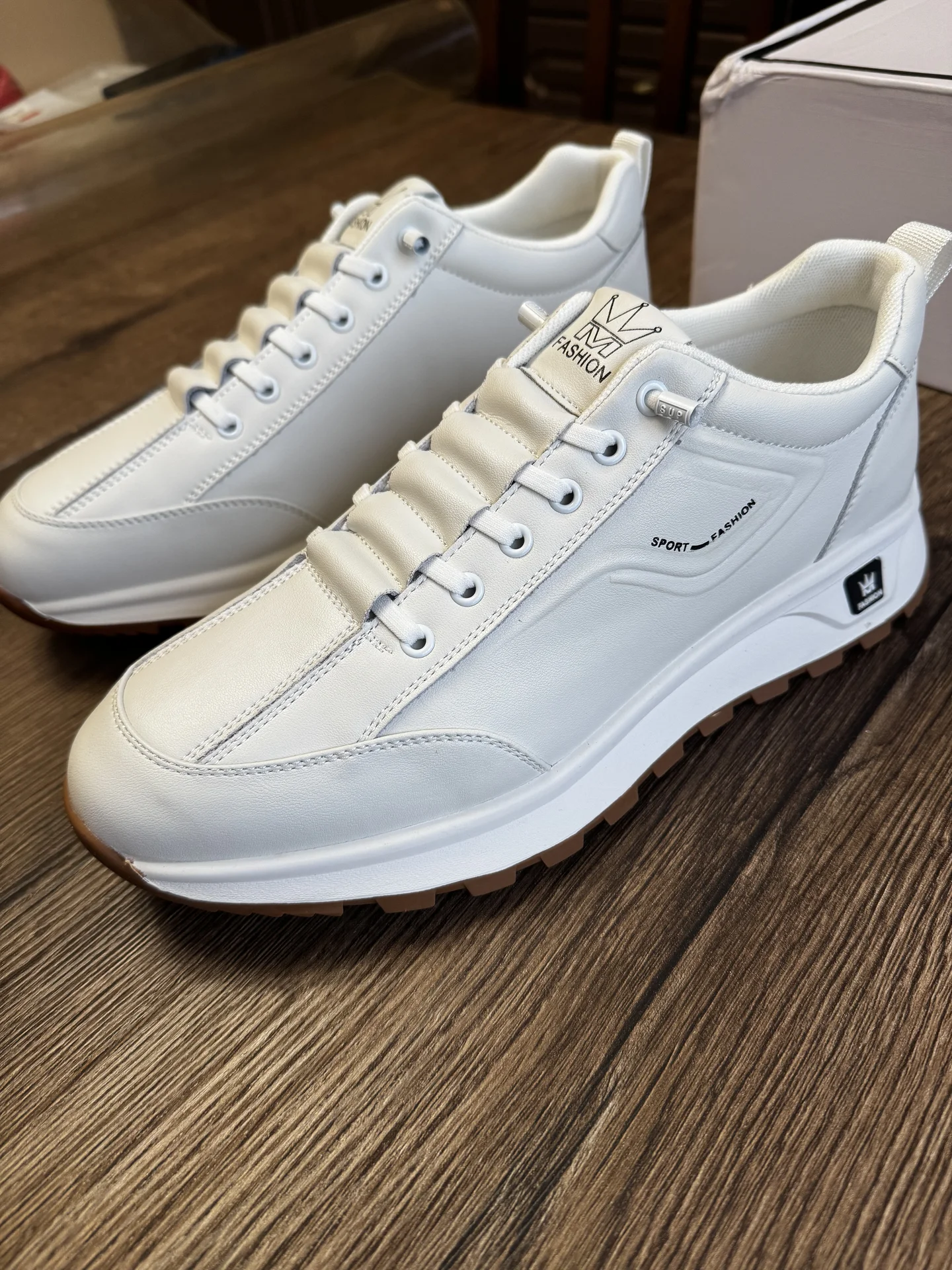 Белые стильные кроссовки в стиле casual - миниатюра 3