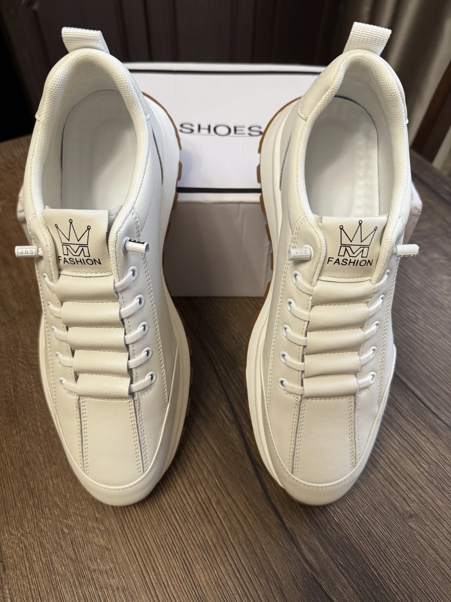 Белые стильные кроссовки в стиле casual - миниатюра 4