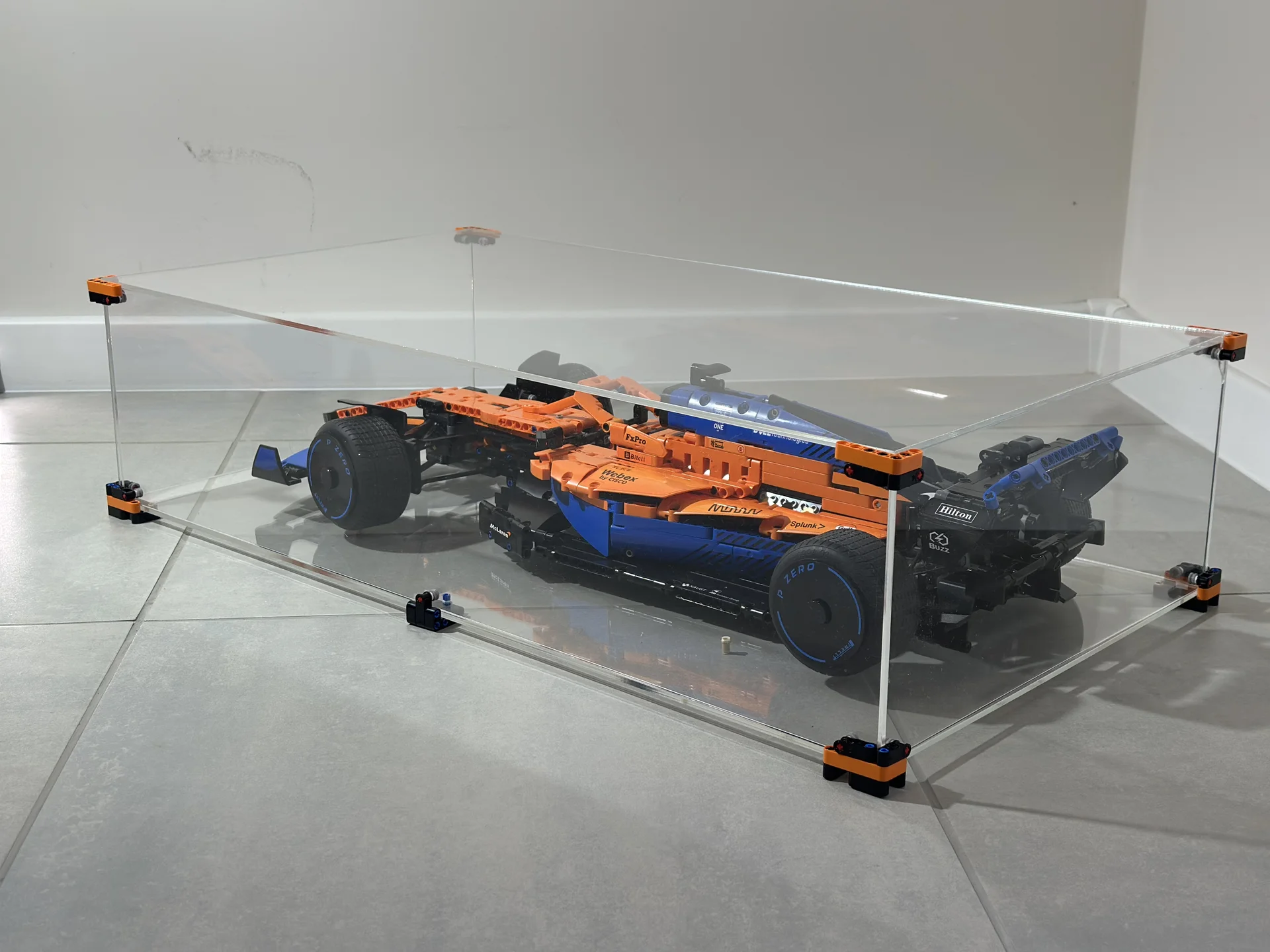 Бокс для Макларен Формула 1 Lego Technic 42141 - миниатюра 2
