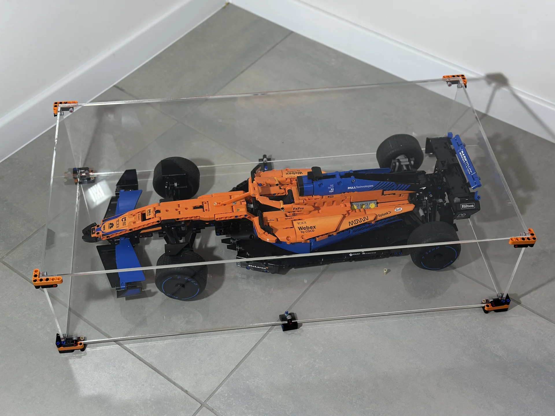 Бокс для Макларен Формула 1 Lego Technic 42141 - миниатюра 3