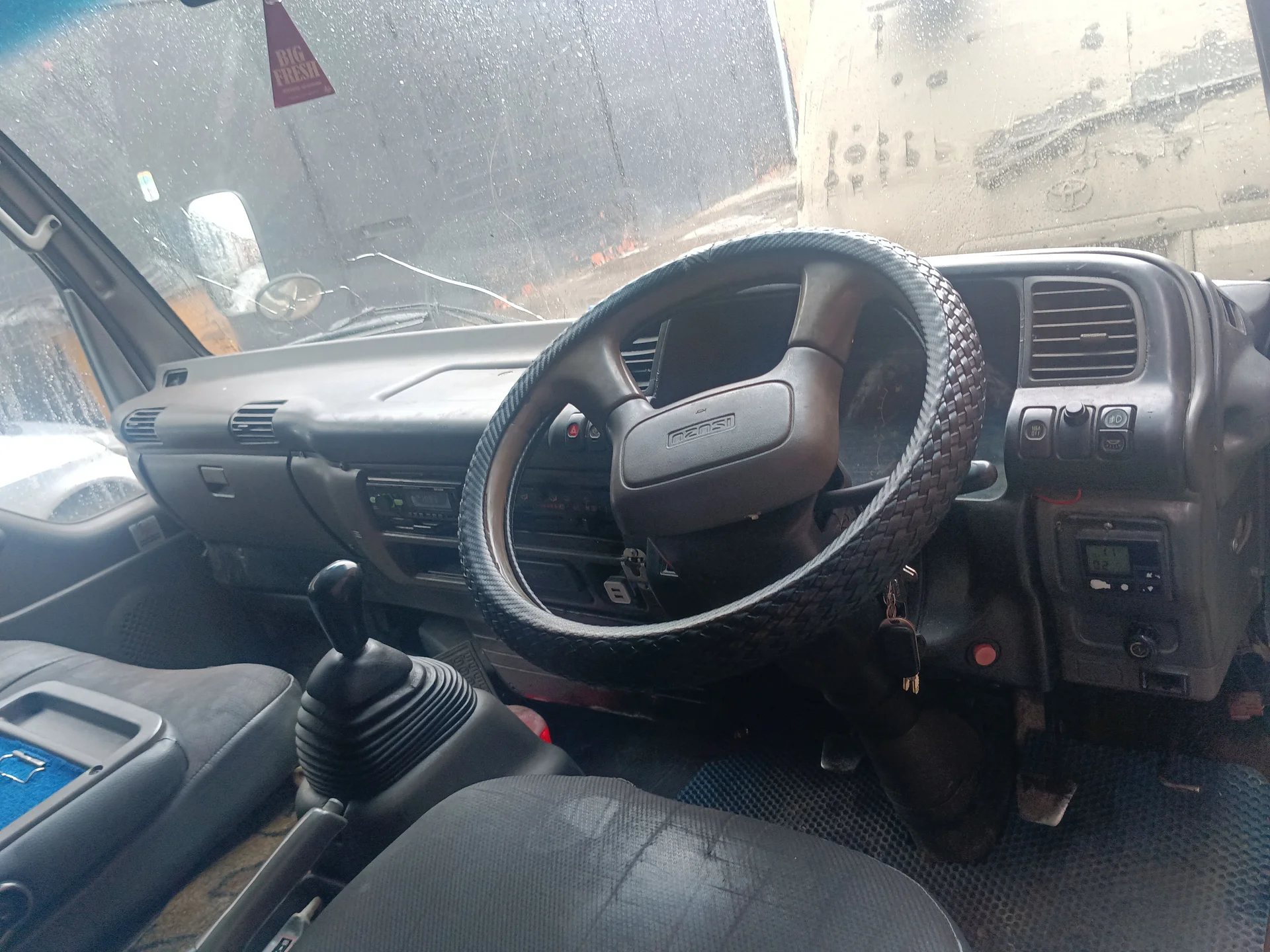 Isuzu Elf изотермический фургон - миниатюра 4